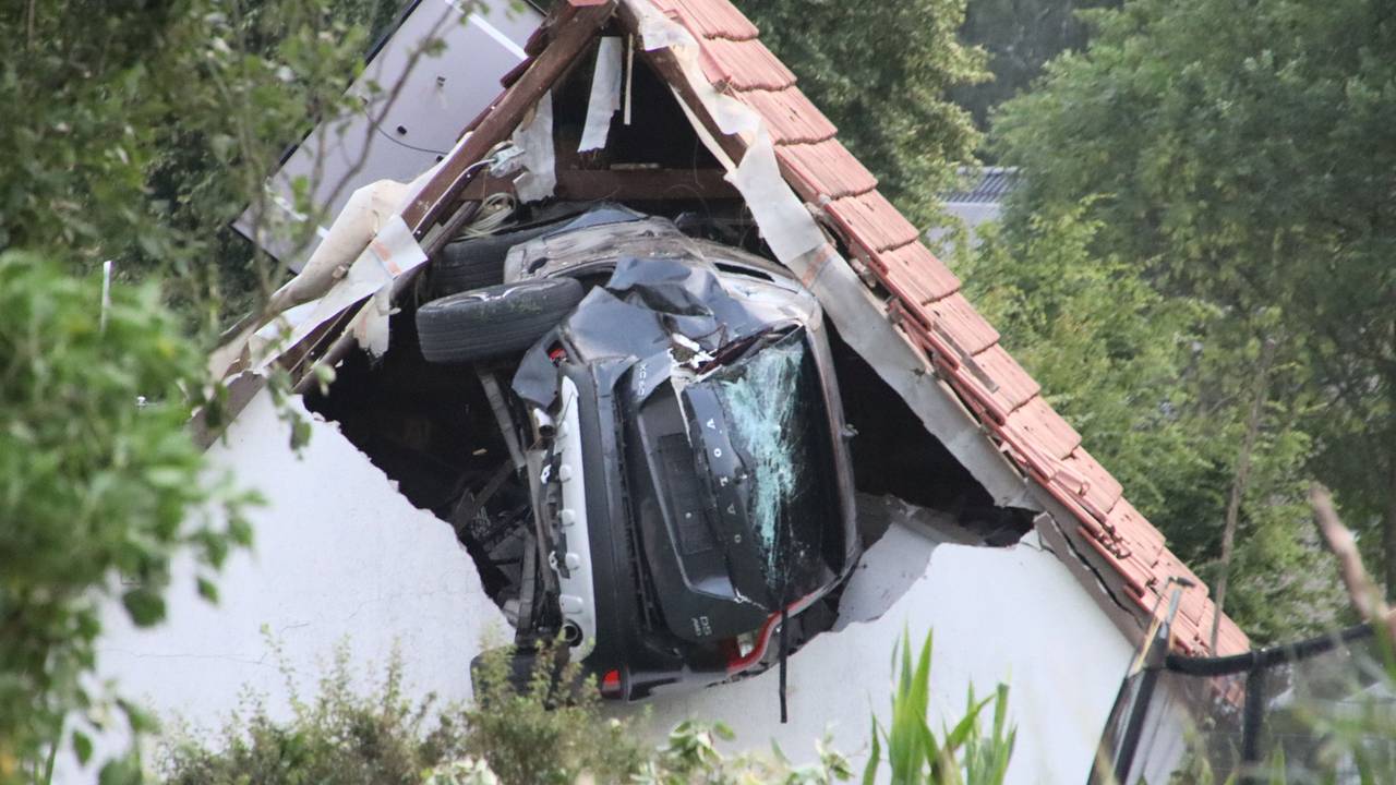 Der Volvo steckt nach dem Abflug in einer Mauer einer Scheune.