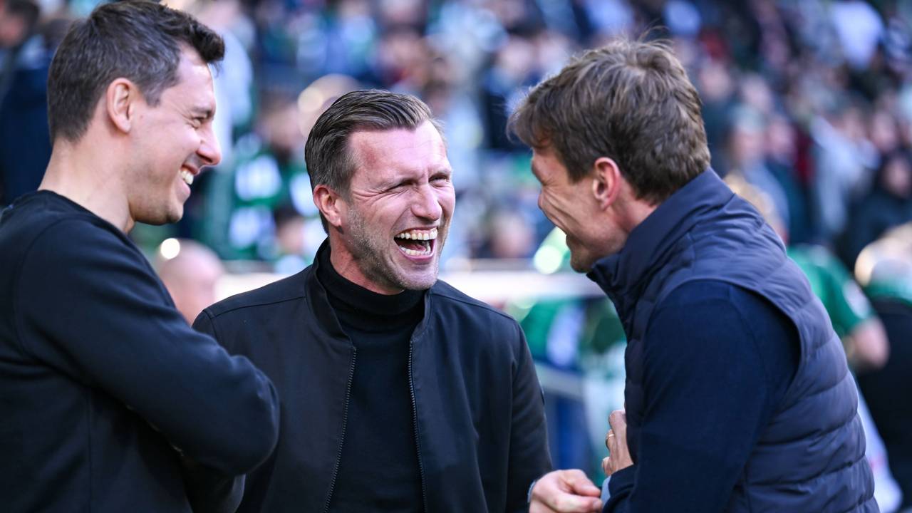 Markus Krösche lacht bei einem Gespräch im Stadion.