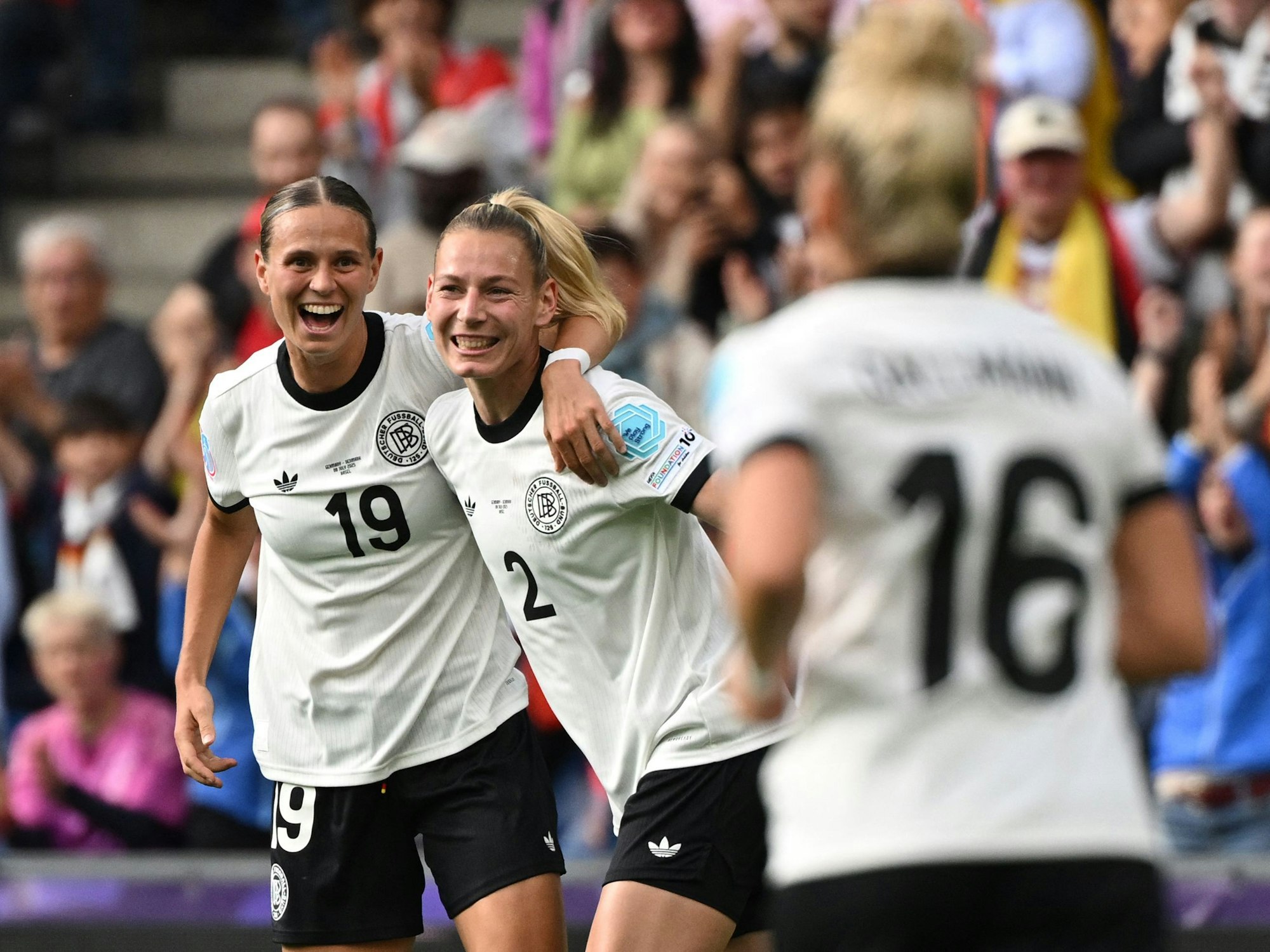 Klara Bühl und Sarai Linder (M.) jubeln gemeinsam.