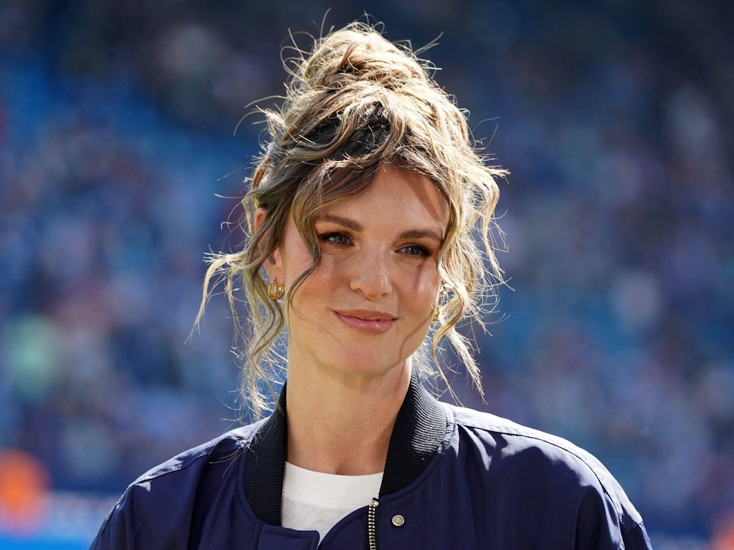 TV-Moderatorin Laura Wontorra mit guter Laune.