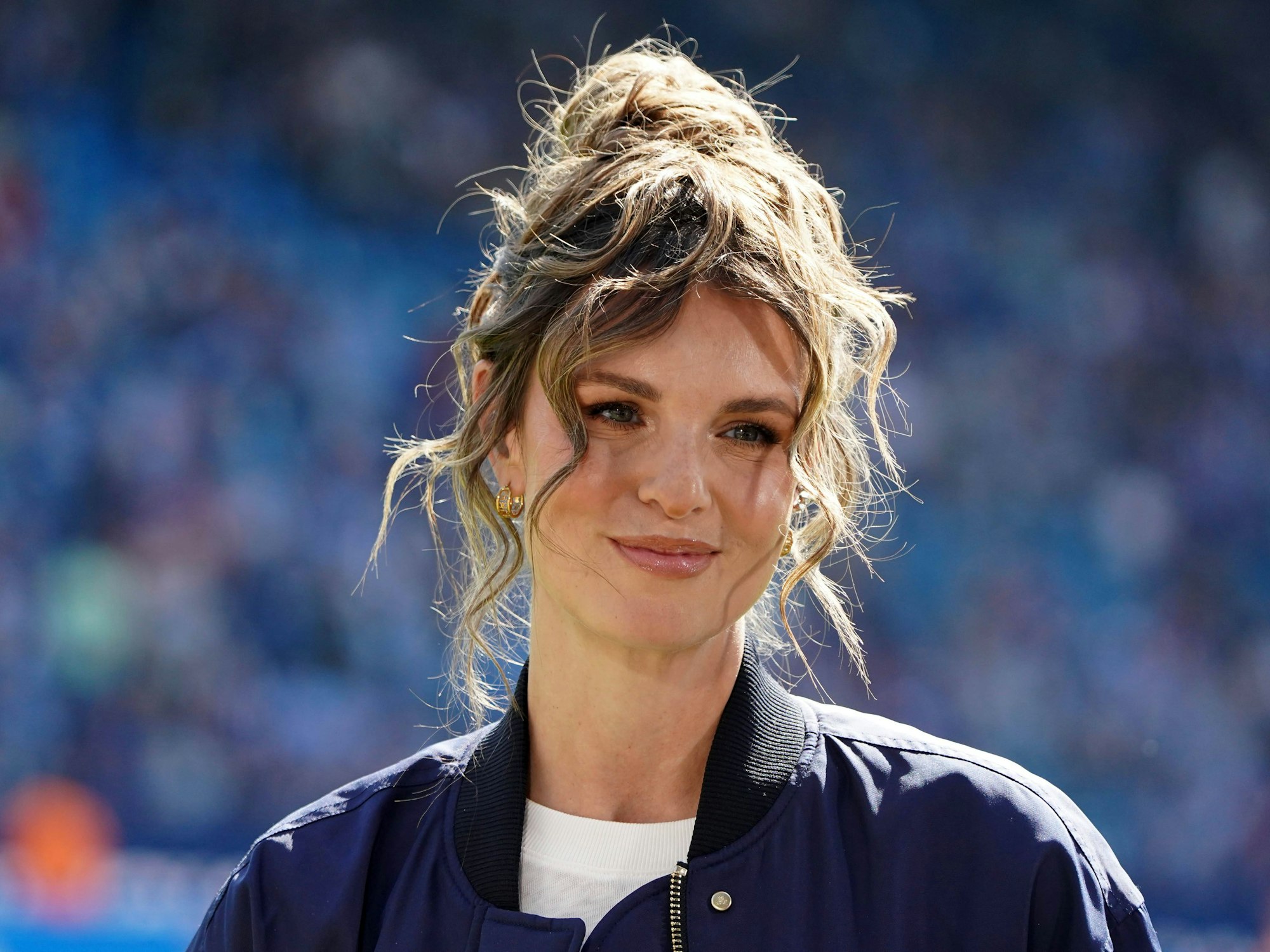 TV-Moderatorin Laura Wontorra mit guter Laune.