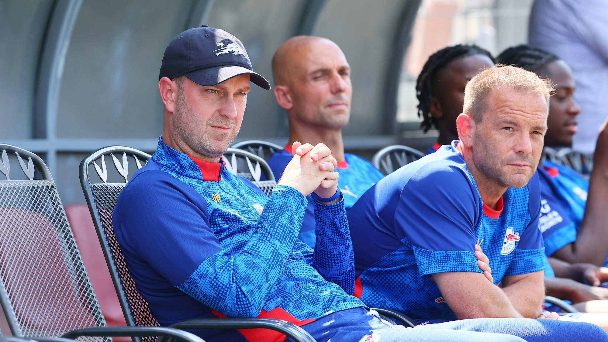 Ole Werner sitzt auf der Bank und schaut auf das Spielfeld.