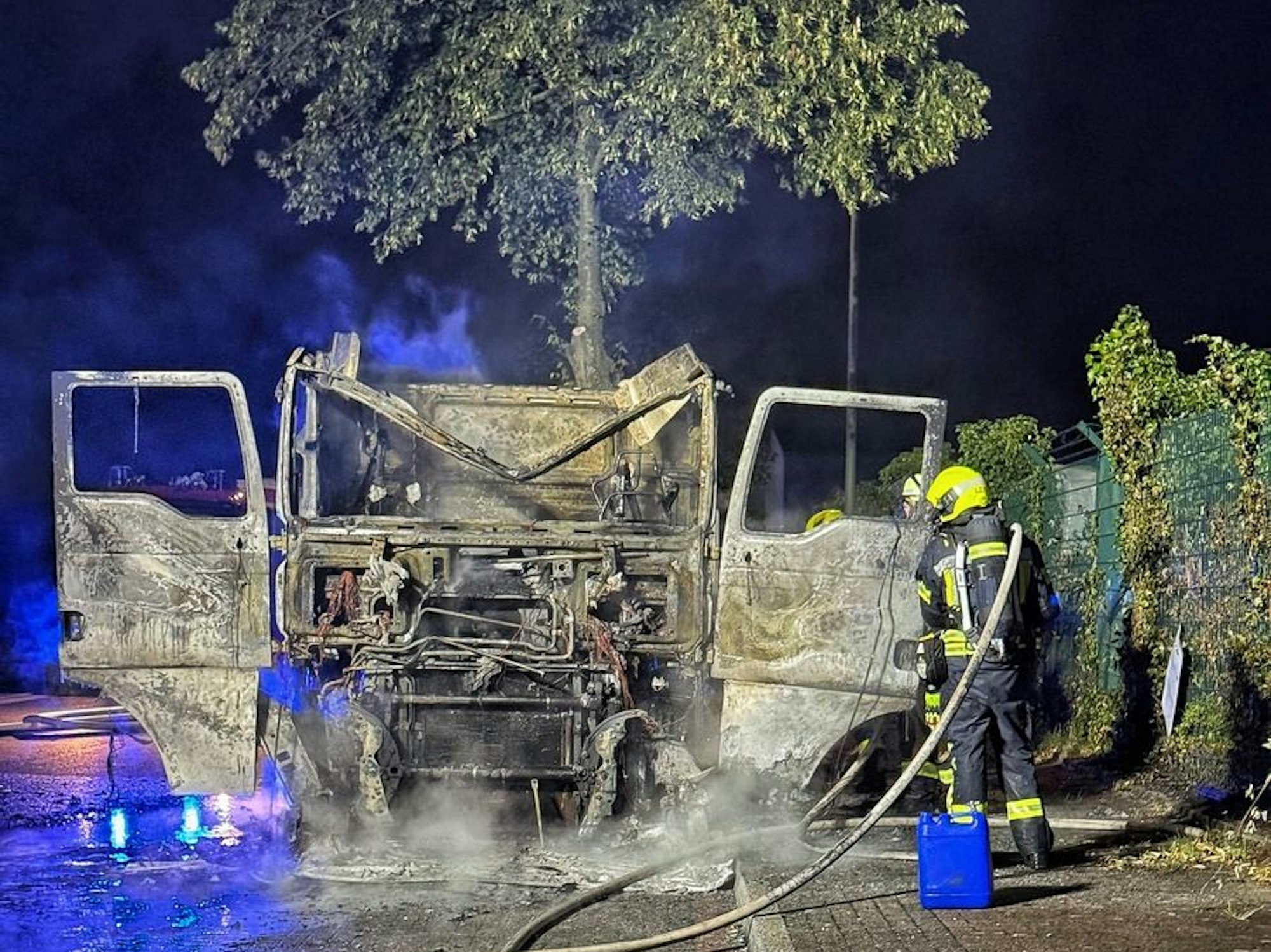 FW-NE: LKW-Brand im Hafengebiet | Zugmaschine in Vollbrand - keine Verletzten