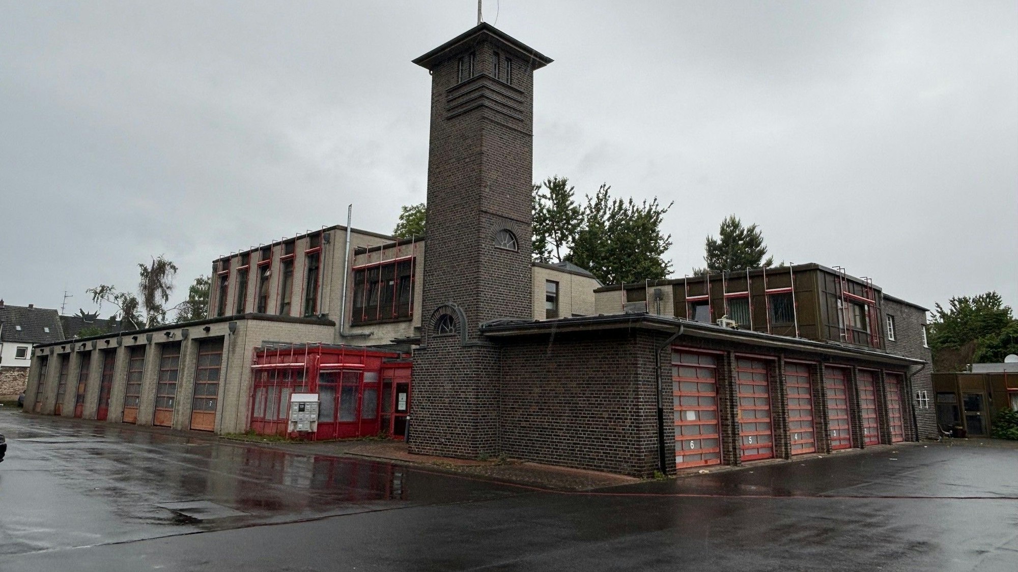 Die Alte Feuerwache in Frechen, um die es jetzt einen heftigen Streit gibt.