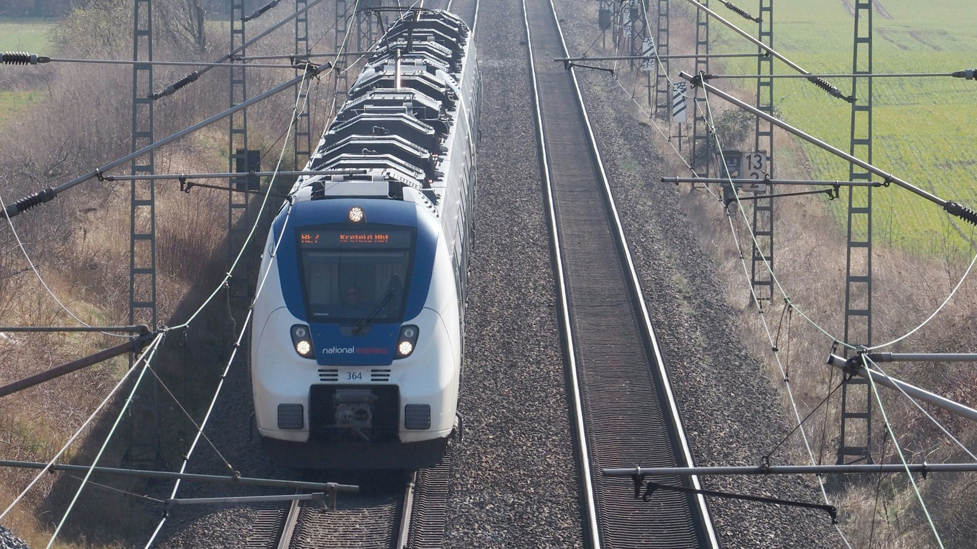 Ein Zug von National Express fährt von Köln Richtung Krefeld.
