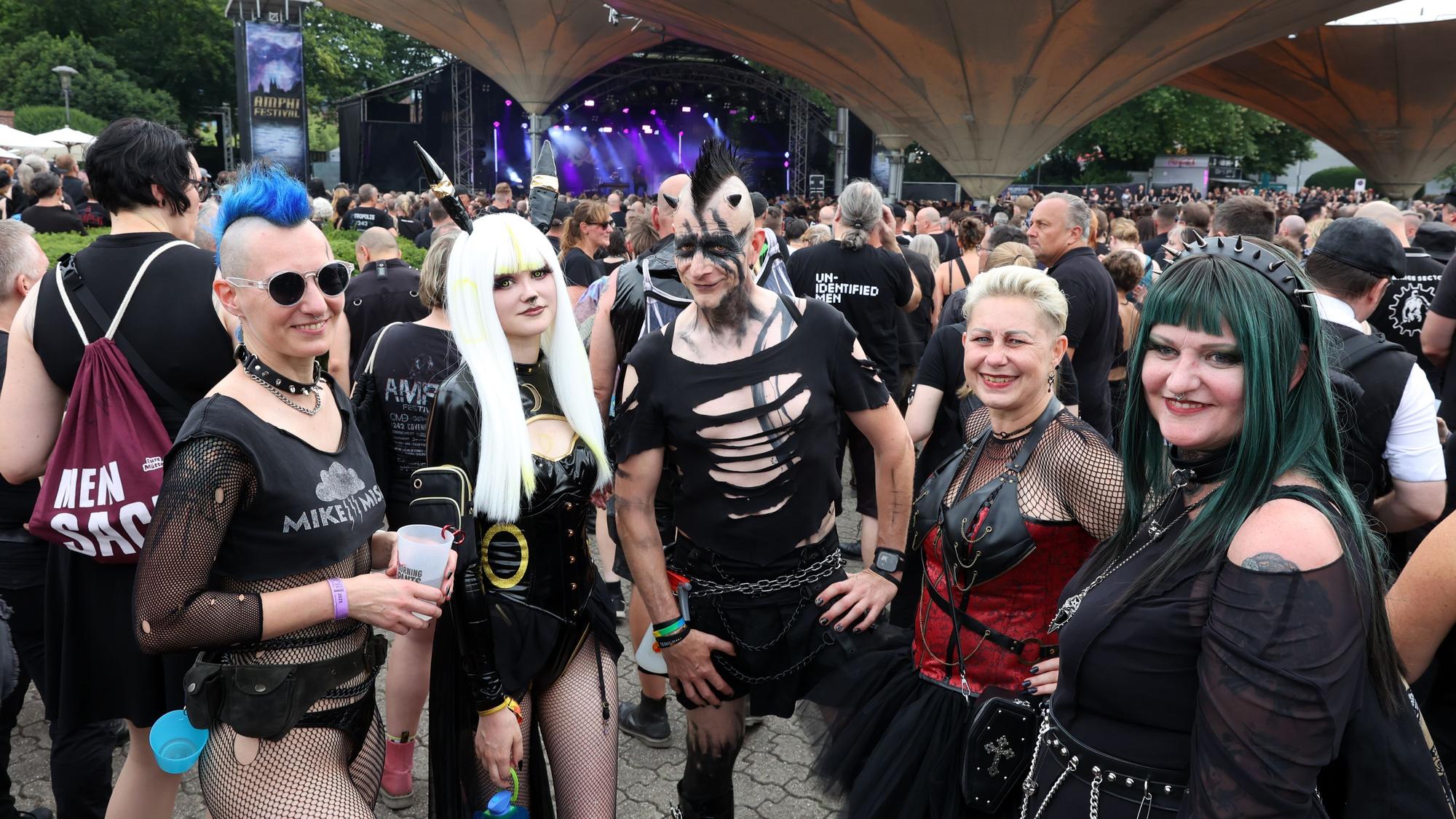 Besucher und Besucherinnen beim Amphi-Festival im Tanzbrunnen.