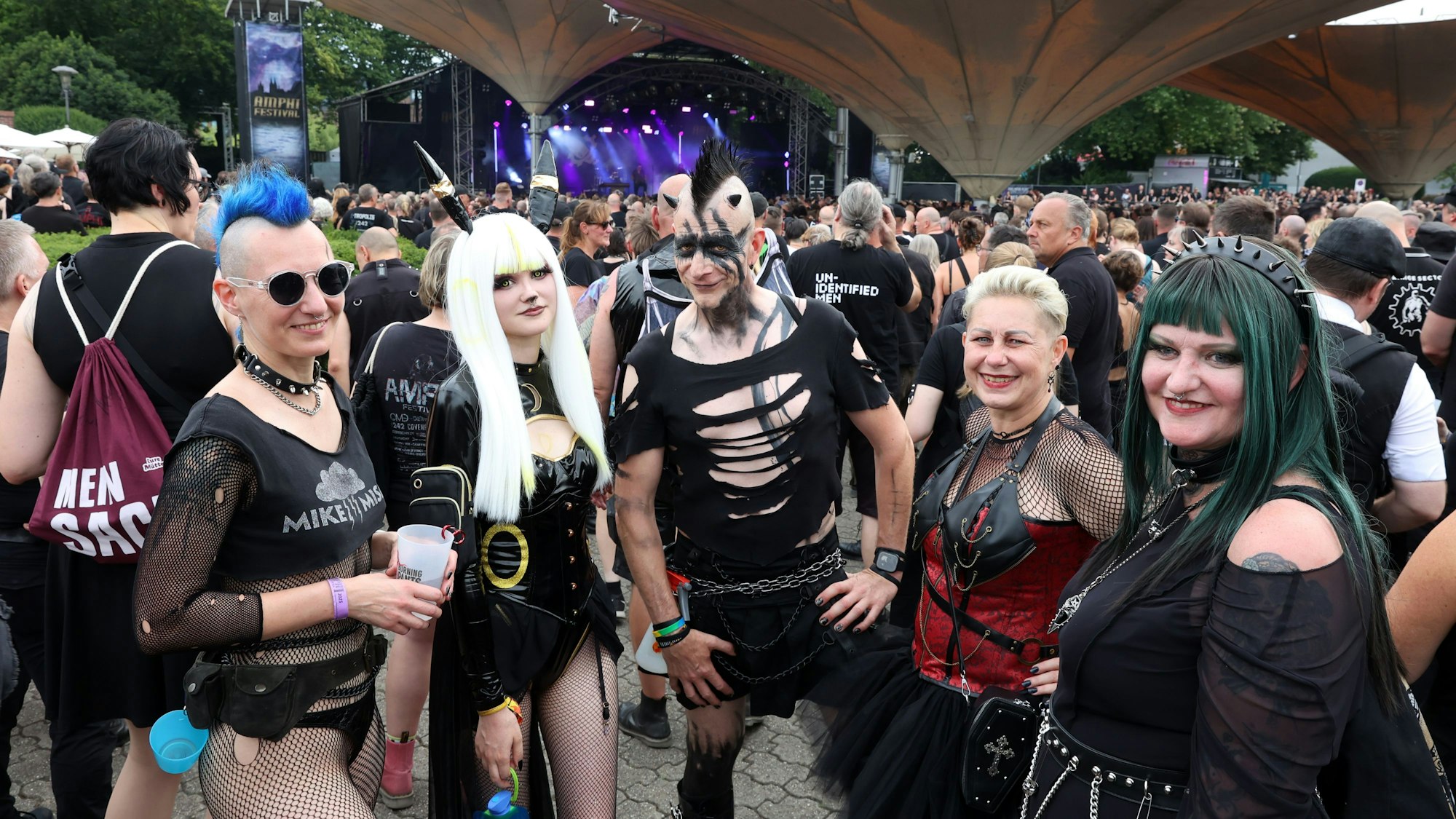 Besucher und Besucherinnen beim Amphi-Festival im Tanzbrunnen.