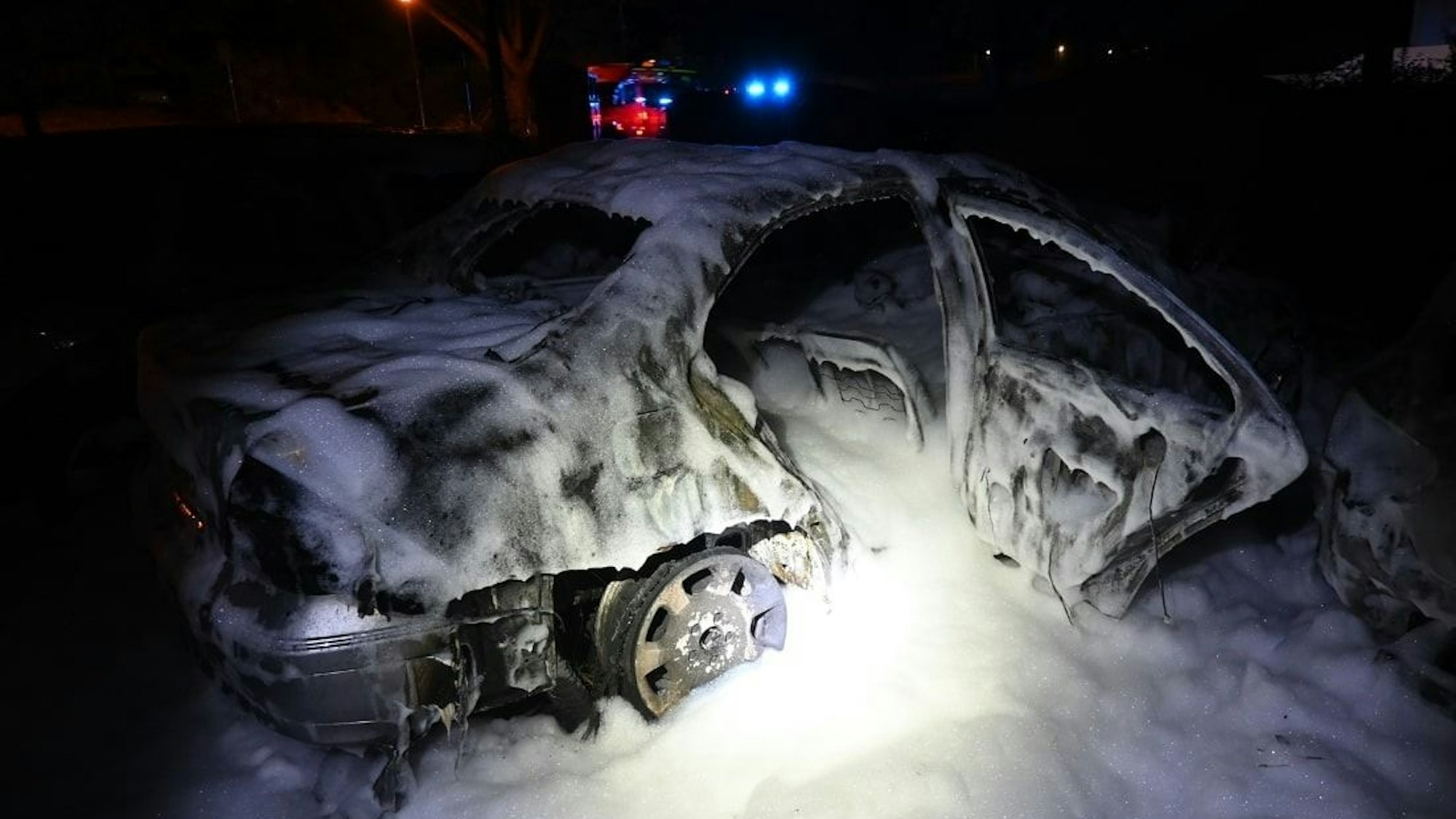 Drei ausgebrannte Autos auf einem Parkplatz in Erkrath.