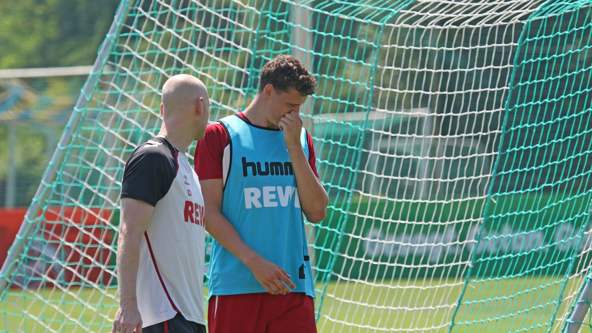 Eric Martel geht zusammen mit dem Physio vom Platz.