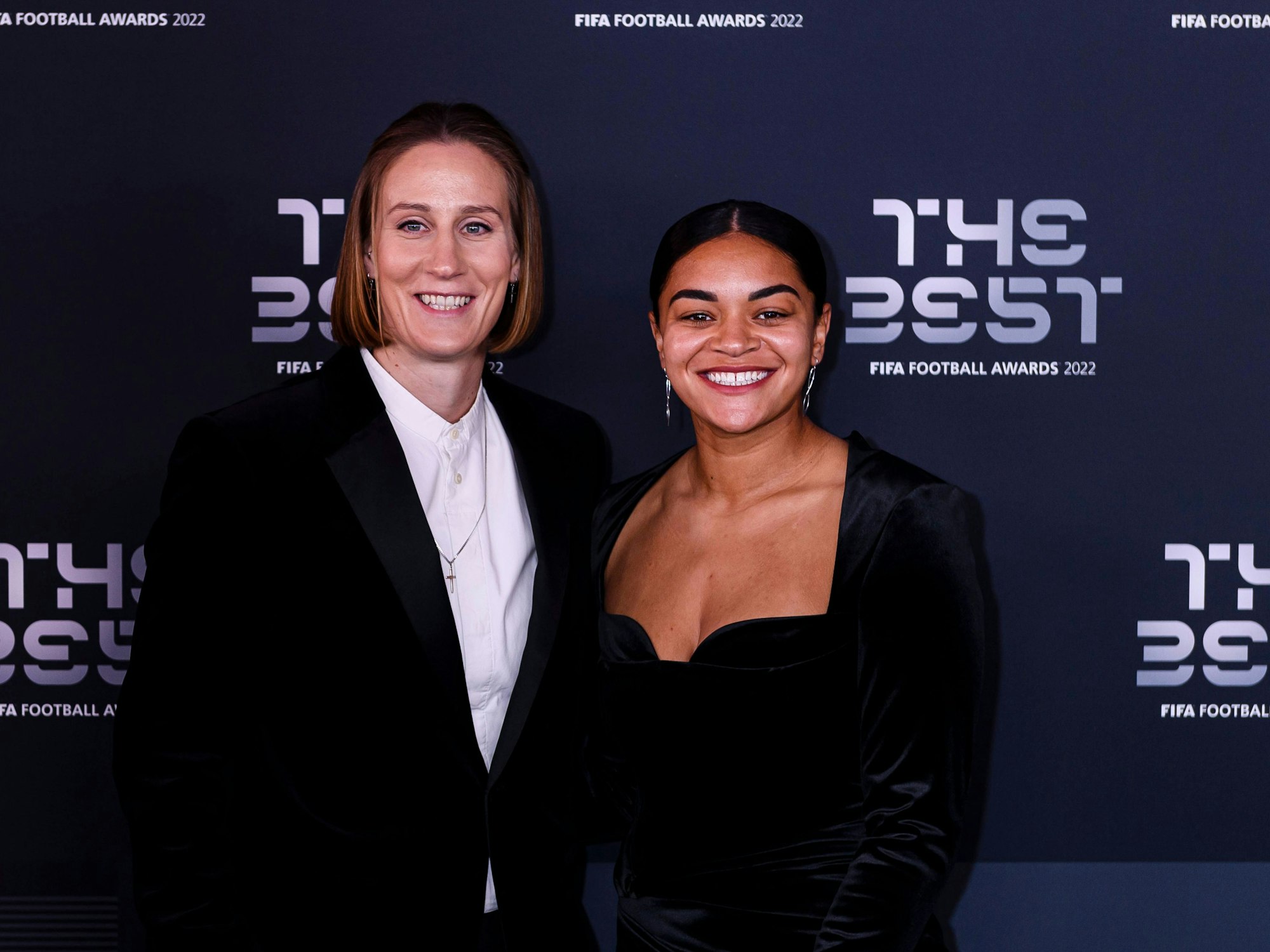 Ann-Katrin Berger und ihre Verlobte Jess Carter posieren für ein Foto.