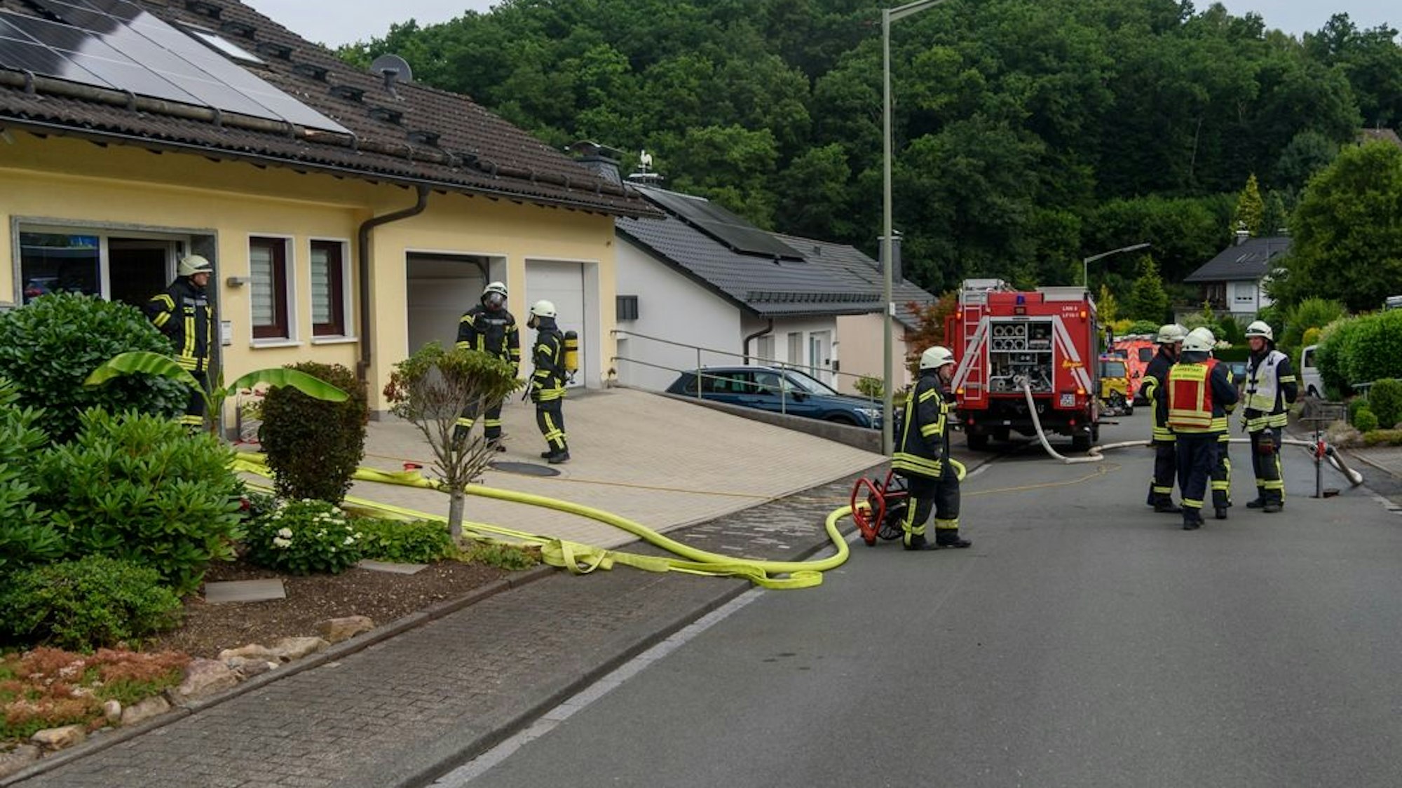 Ein Feuerwehrmann im Einsatz in einem verrauchten Keller.