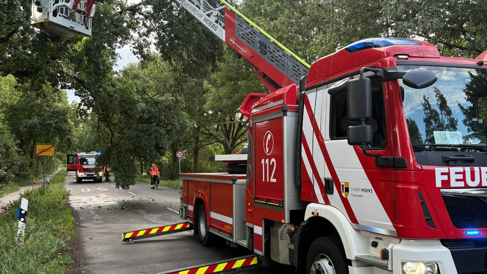 Feuerwehr Moers im Einsatz nach einem Gewitter.