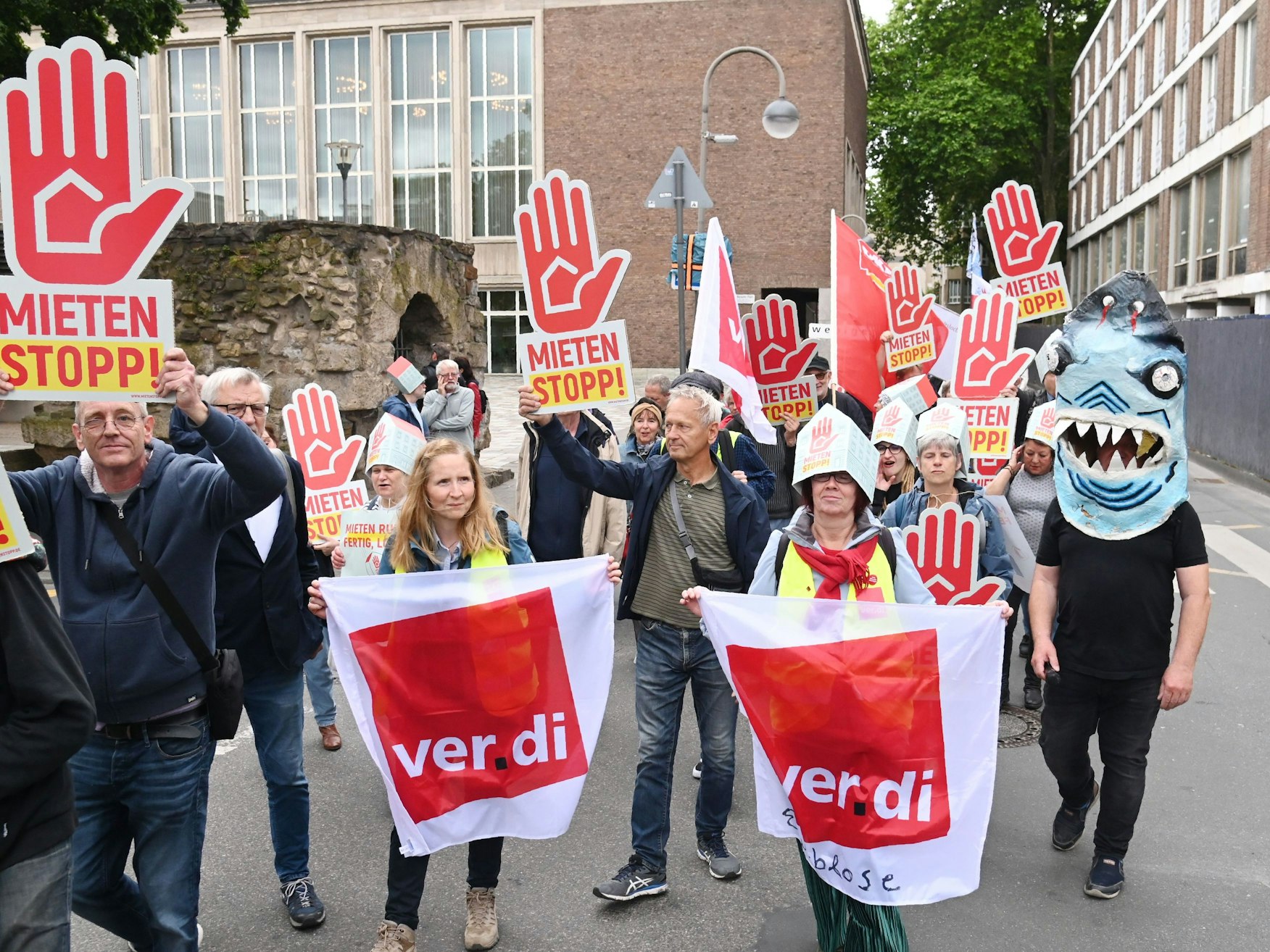 Kölner und Kölnerinnen protestieren beim Aktionstag der Kampagne „Mietenstopp“ im Mai 2025 auf dem Theo-Burauaen-Platz.