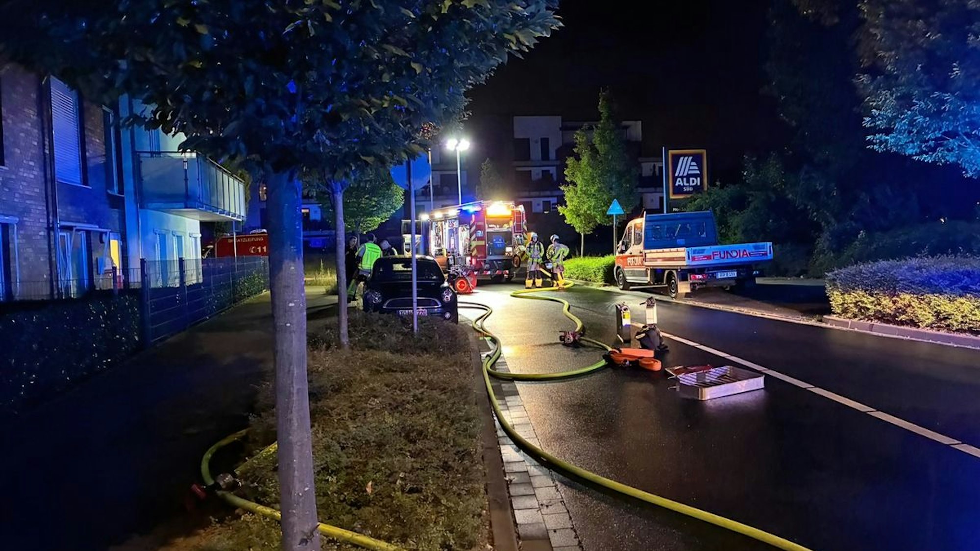 Feuerwehrauto vor einem Gebäude.
