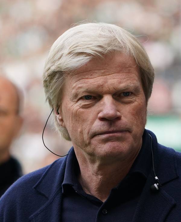 Oliver Kahn (r.) steht vor Spielbeginn unweit von Bayerns Trainer Thomas Tuchel im Interview mit Sky Sport.