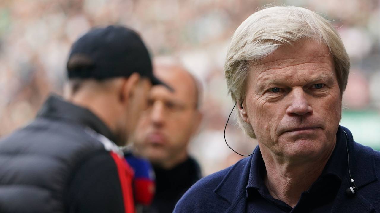Oliver Kahn (r.) steht vor Spielbeginn unweit von Bayerns Trainer Thomas Tuchel im Interview mit Sky Sport.