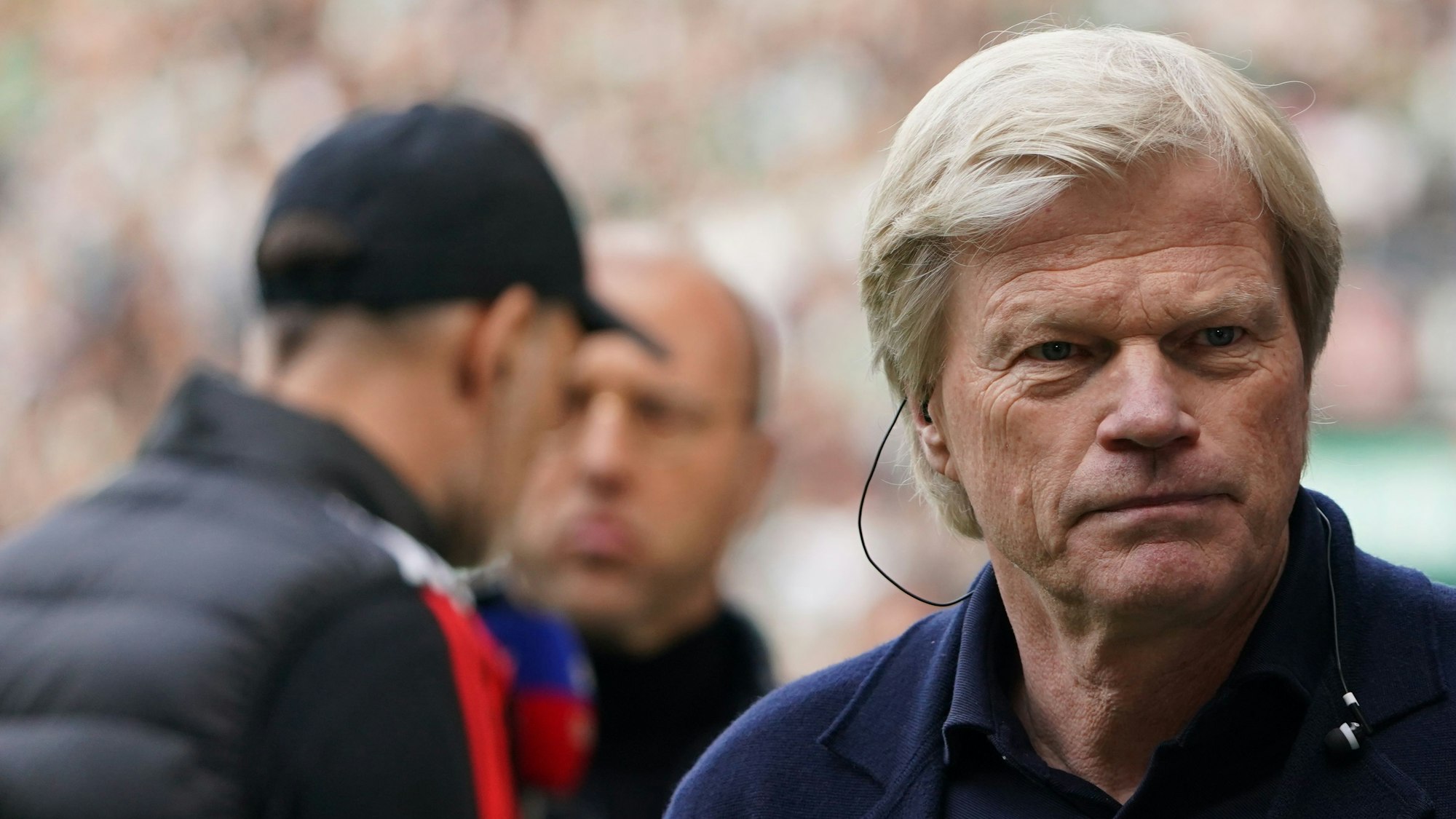 Oliver Kahn (r.) steht vor Spielbeginn unweit von Bayerns Trainer Thomas Tuchel im Interview mit Sky Sport.