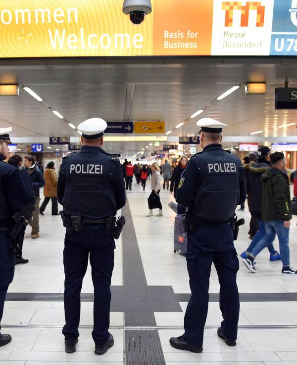 Polizisten stehen im Hauptbahnhof in Düsseldorf.