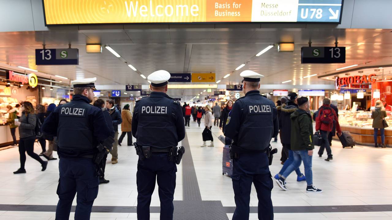 Polizisten stehen im Hauptbahnhof in Düsseldorf.