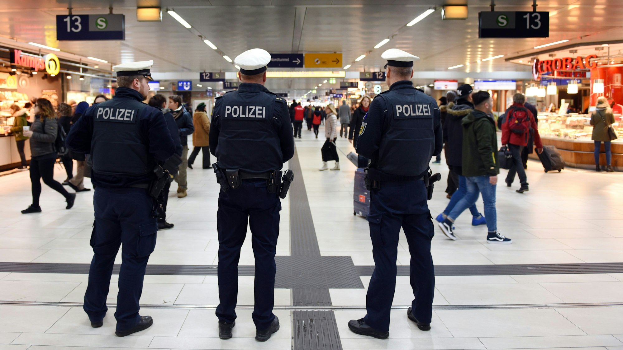 Polizisten stehen im Hauptbahnhof in Düsseldorf.