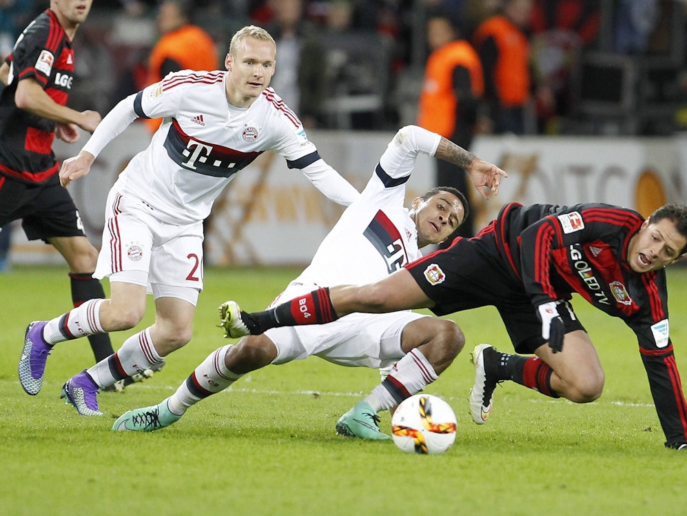 Thiago (M.) und Javier Hernandez (r.) im Zweikampf.