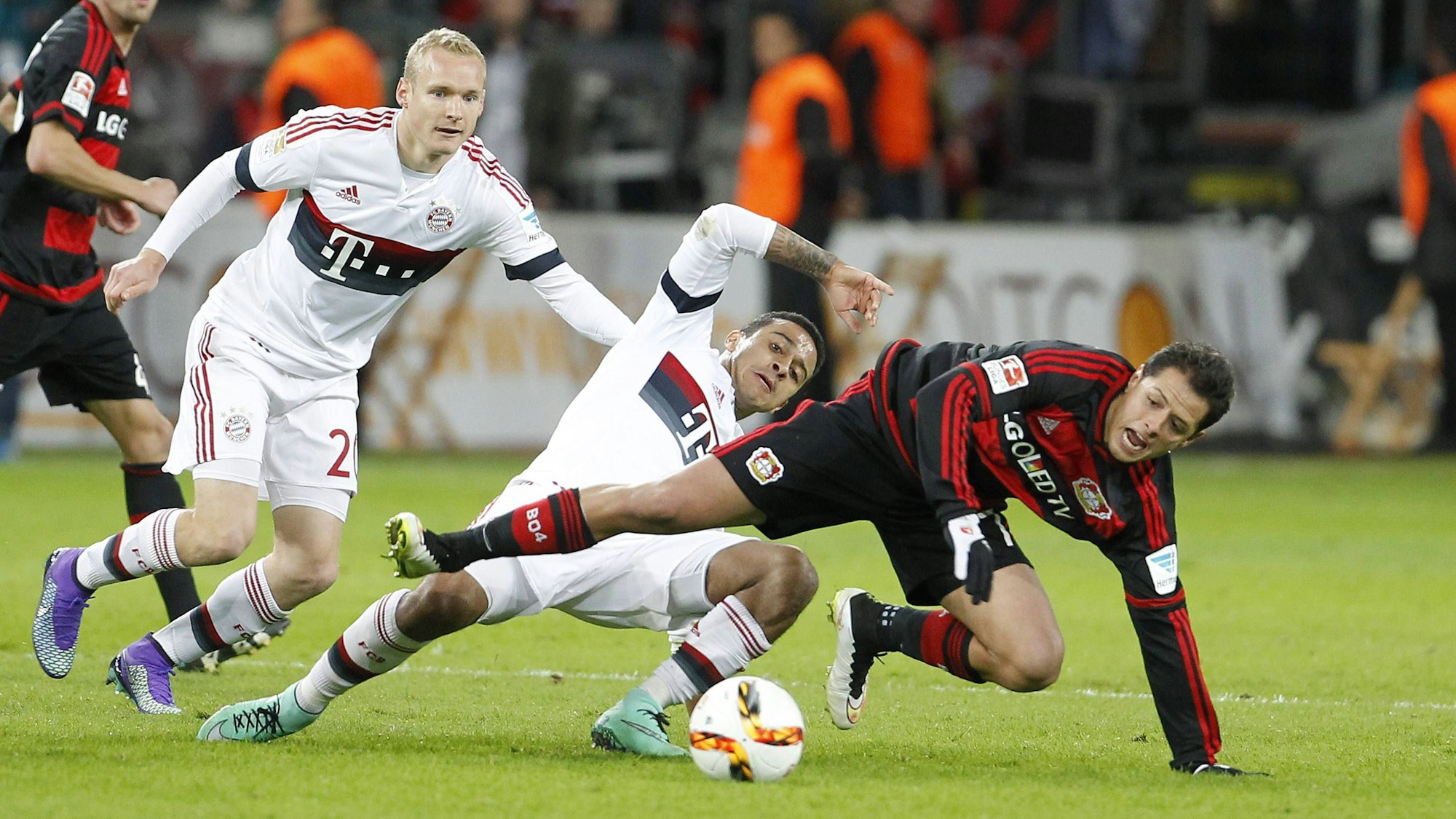 Thiago (M.) und Javier Hernandez (r.) im Zweikampf.