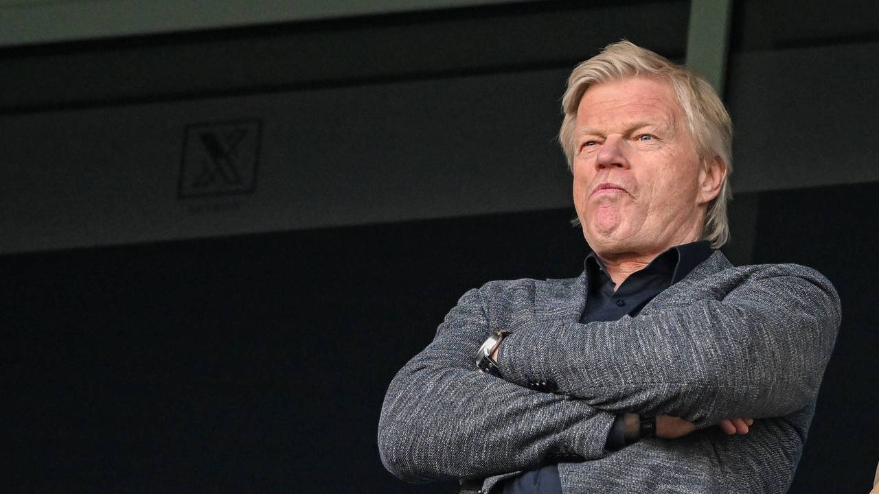 Oliver Kahn steht mit verschränkten Armen auf der Tribüne und guckt sich ein Spiel an.