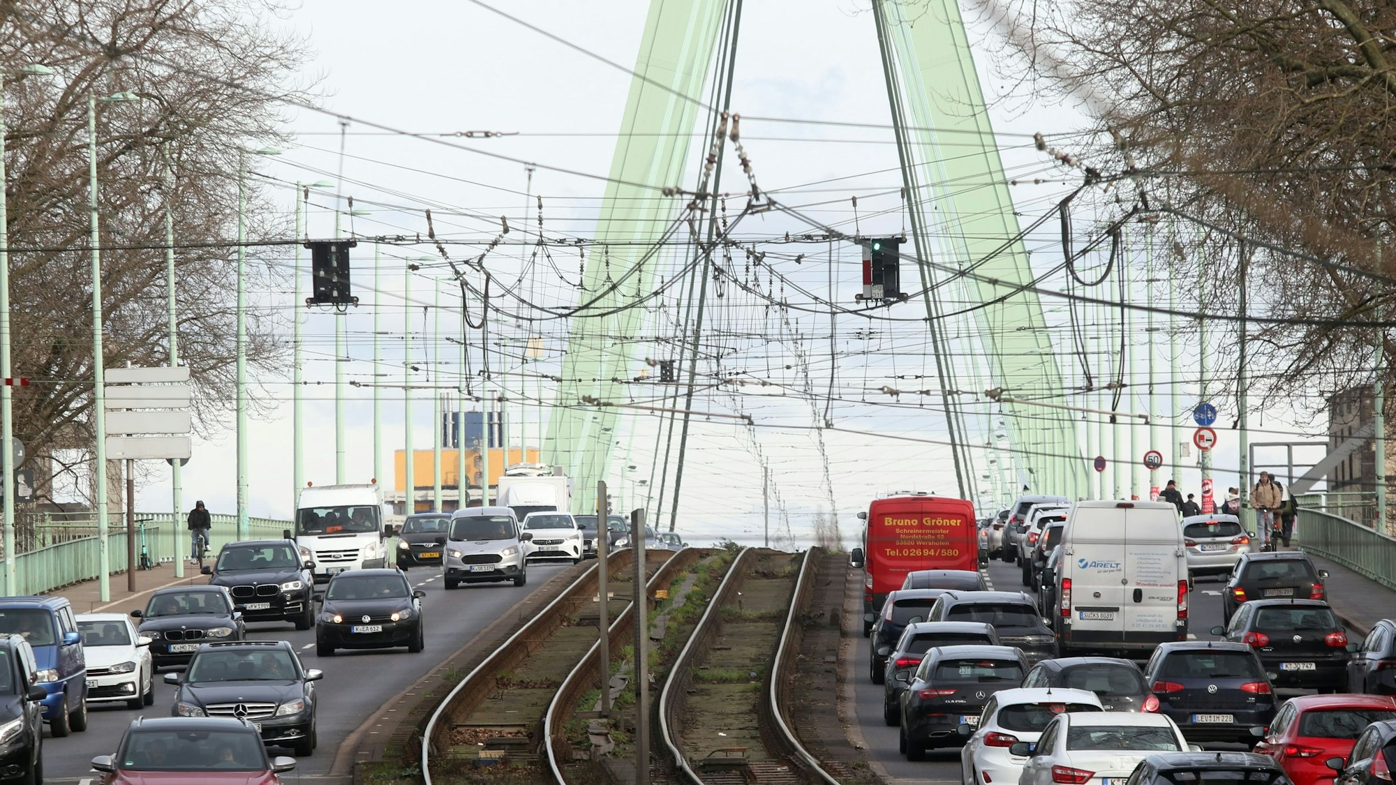 Wegen des Unfalls in der Nähe der Haltestelle Severinsbrücke kam es zu erheblichen Verkehrsbehinderungen. (Symbolfoto)