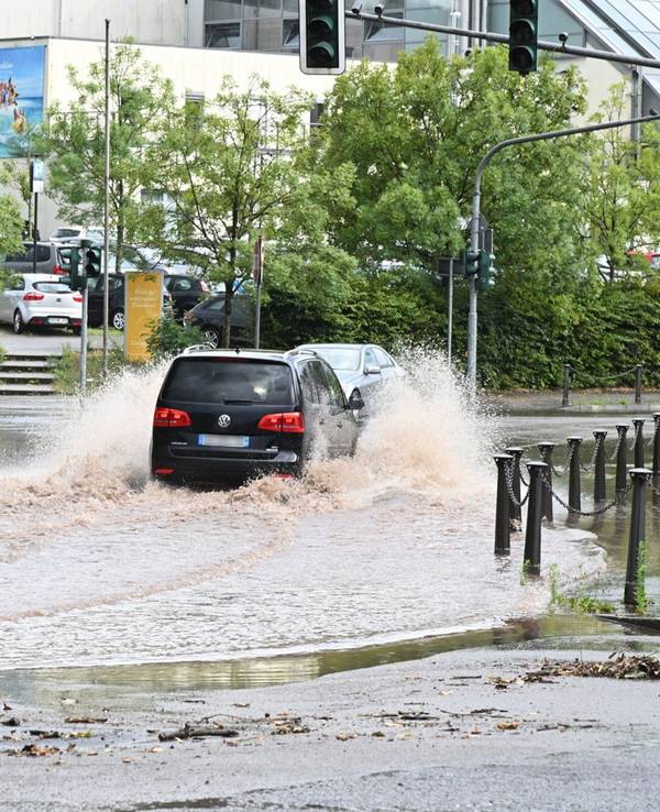 20.07.2025, Saarland, Saarbrücken: Durch Unwetter mit Starkregen kommt es zu einer überfluteten Fahrbahn am Saarbrücker Schanzenberg. Foto: BeckerBredel/dpa - ACHTUNG: Kennzeichen wurde gepixelt +++ dpa-Bildfunk +++