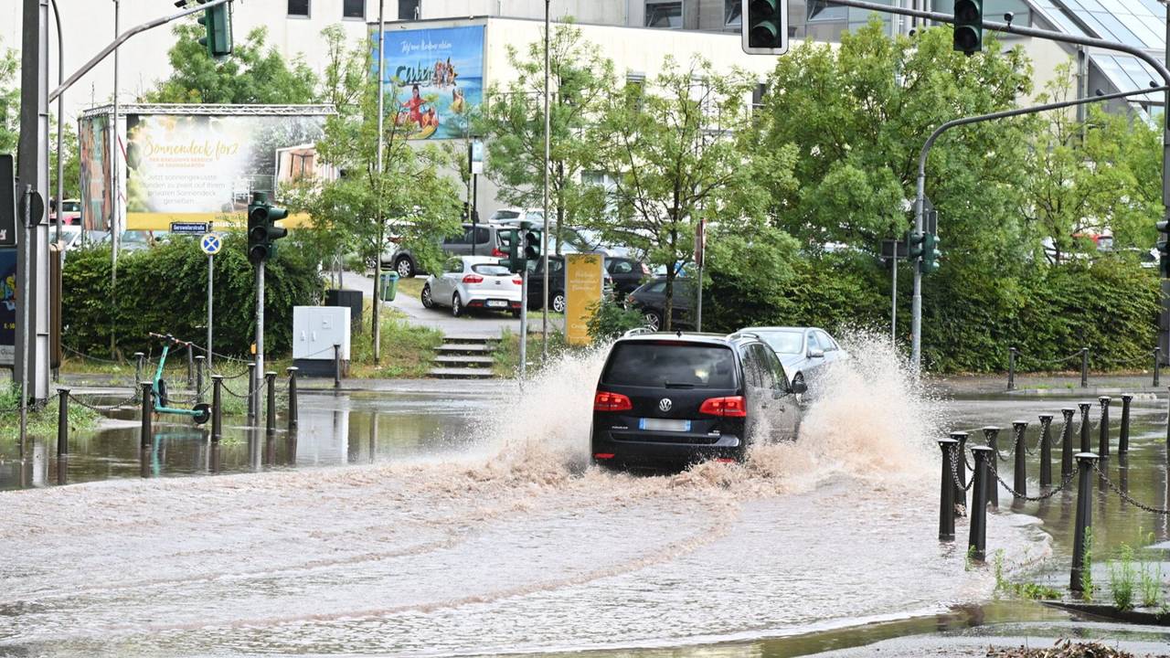 20.07.2025, Saarland, Saarbrücken: Durch Unwetter mit Starkregen kommt es zu einer überfluteten Fahrbahn am Saarbrücker Schanzenberg. Foto: BeckerBredel/dpa - ACHTUNG: Kennzeichen wurde gepixelt +++ dpa-Bildfunk +++