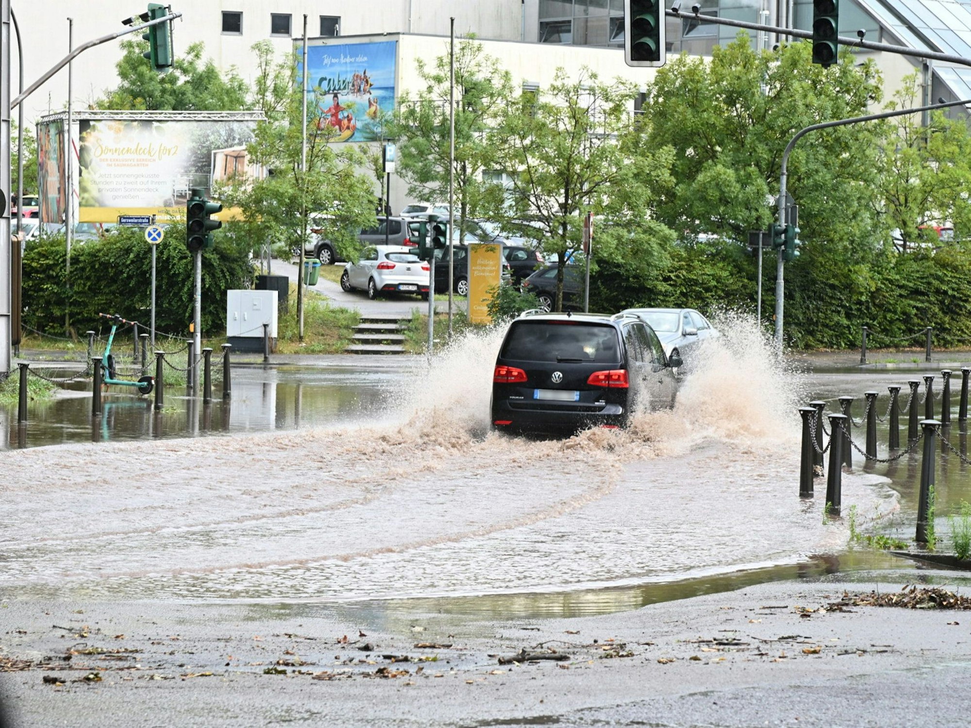 20.07.2025, Saarland, Saarbrücken: Durch Unwetter mit Starkregen kommt es zu einer überfluteten Fahrbahn am Saarbrücker Schanzenberg. Foto: BeckerBredel/dpa - ACHTUNG: Kennzeichen wurde gepixelt +++ dpa-Bildfunk +++