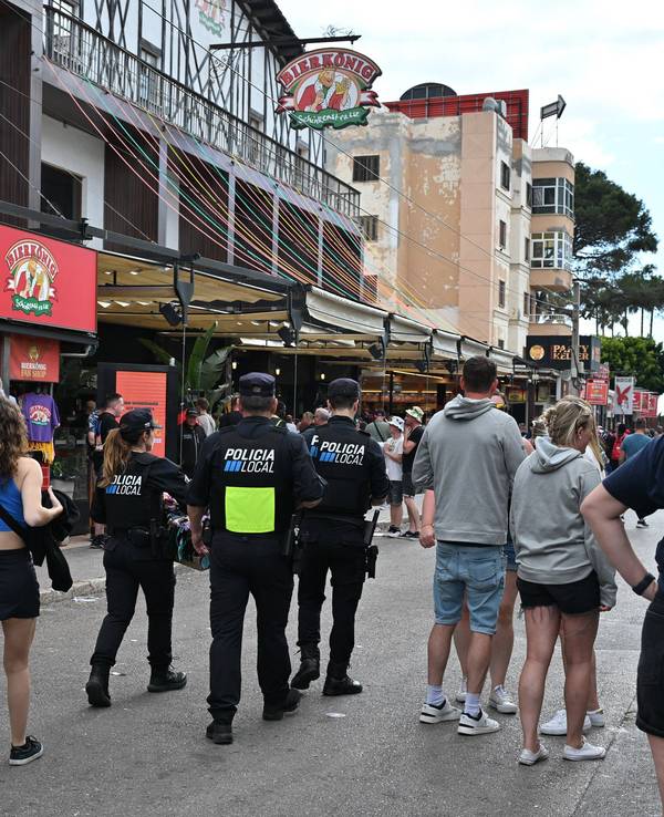 Die Schinkenstraße am Ballermann. Hier soll der junge Urlauber der Prostituierten in die Falle gegangen sein (Symbolfoto).