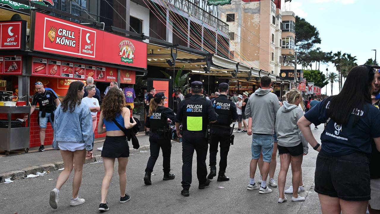 Die Schinkenstraße am Ballermann. Hier soll der junge Urlauber der Prostituierten in die Falle gegangen sein (Symbolfoto).