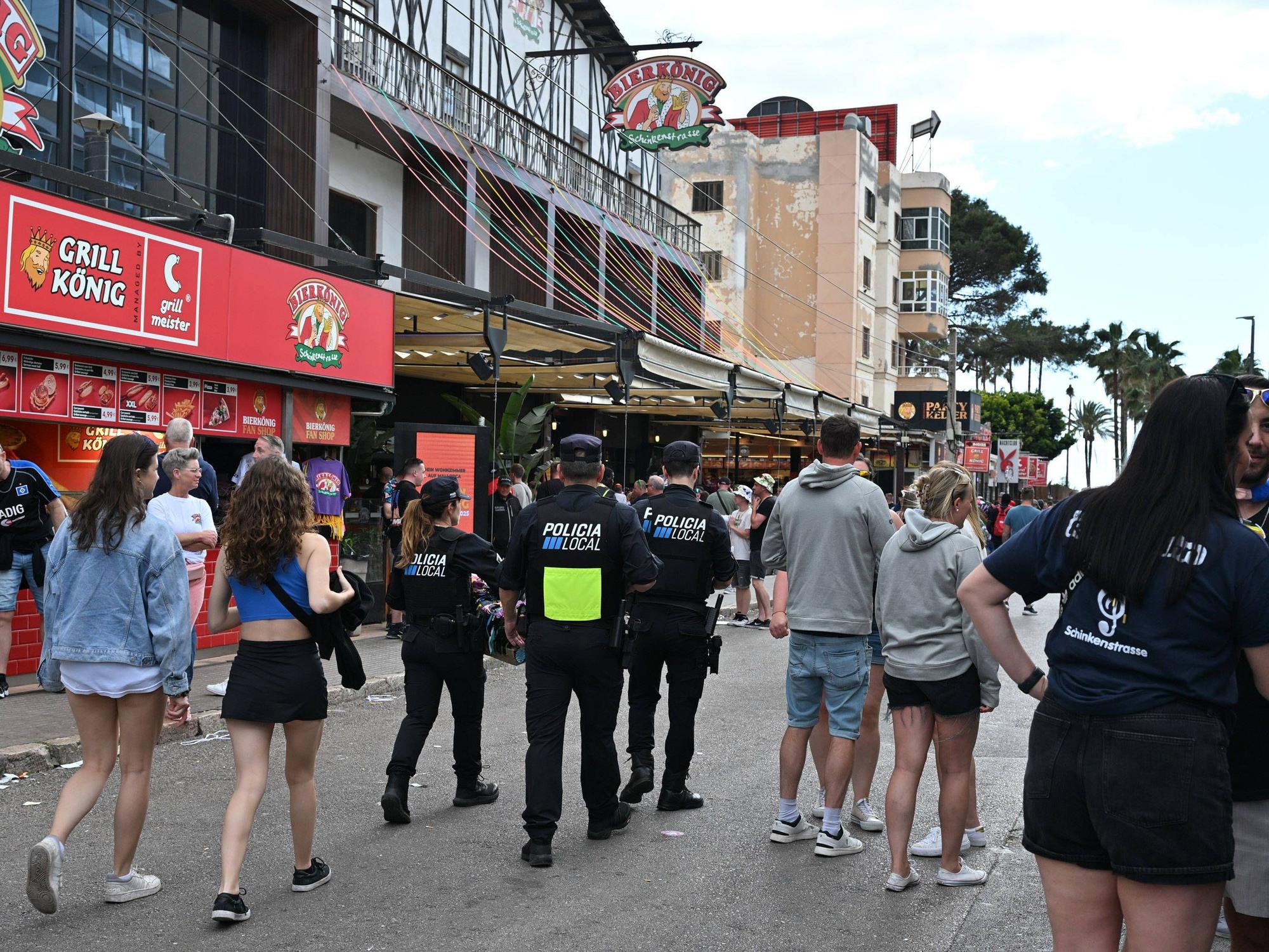 Die Schinkenstraße am Ballermann. Hier soll der junge Urlauber der Prostituierten in die Falle gegangen sein (Symbolfoto).