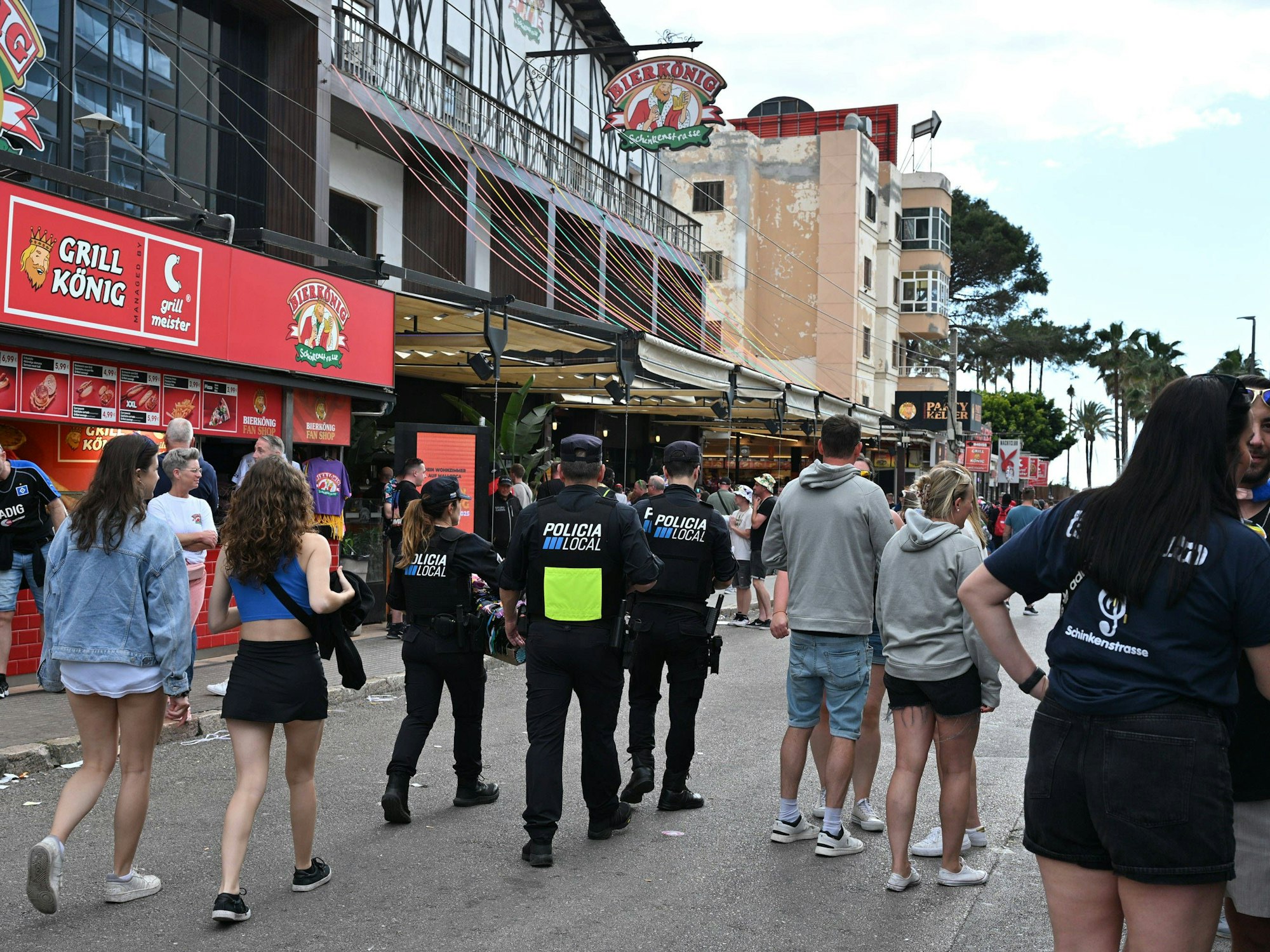 Die Schinkenstraße am Ballermann. Hier soll der junge Urlauber der Prostituierten in die Falle gegangen sein (Symbolfoto).