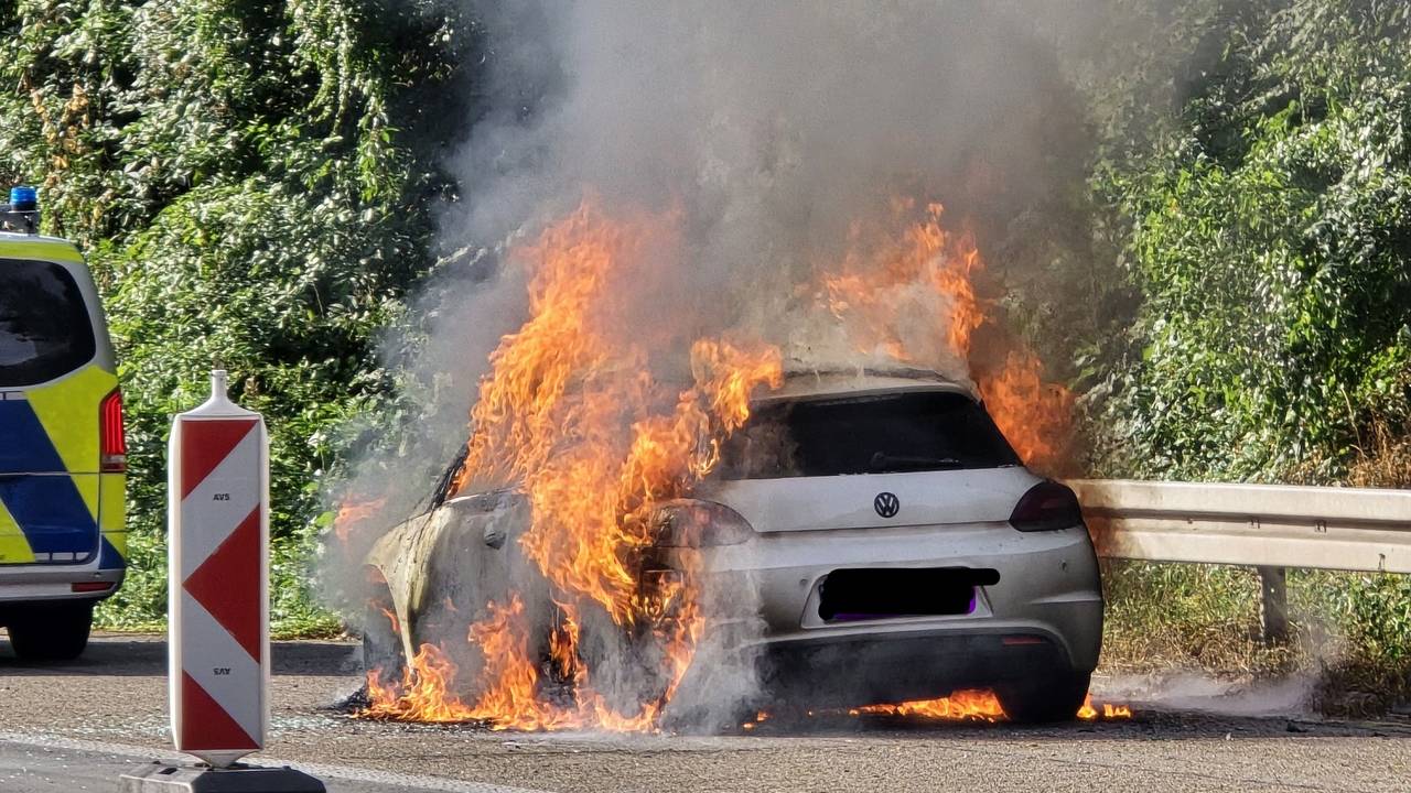Der VW brannte komplett aus. Der Streckenabschnitt der Autobahn musste gesperrt werden.