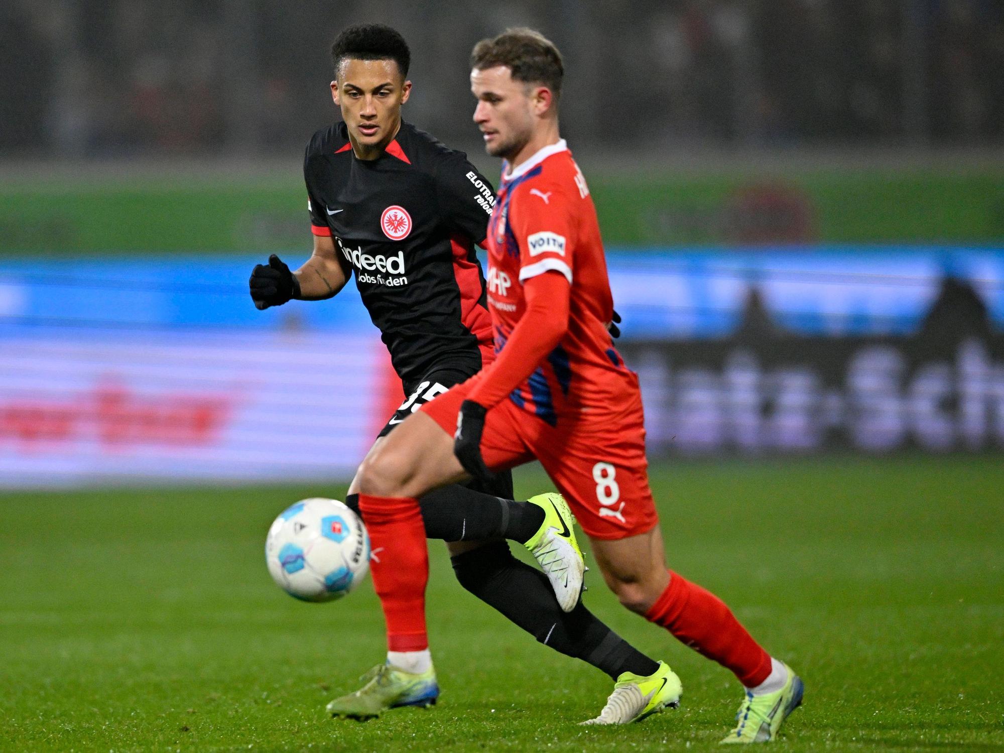 Brasilianisches Duell: Heidenheim-Profi Leo Scienza am 1. Dezember 2024 im Zweikampf mit Frankfurts Tuta.