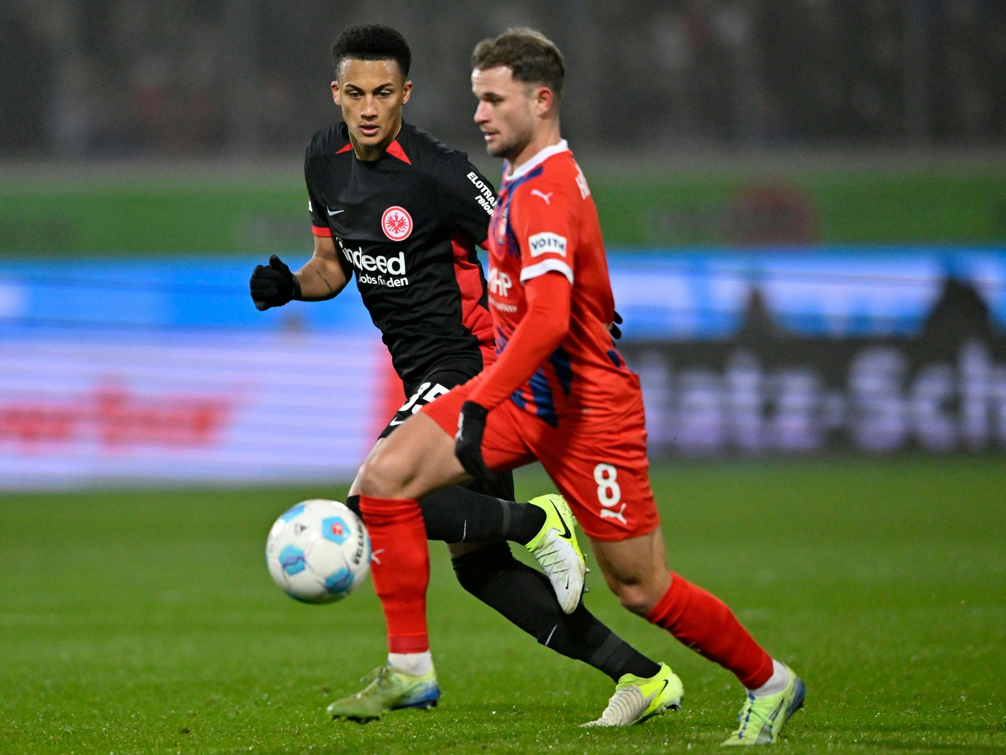 Brasilianisches Duell: Heidenheim-Profi Leo Scienza am 1. Dezember 2024 im Zweikampf mit Frankfurts Tuta.