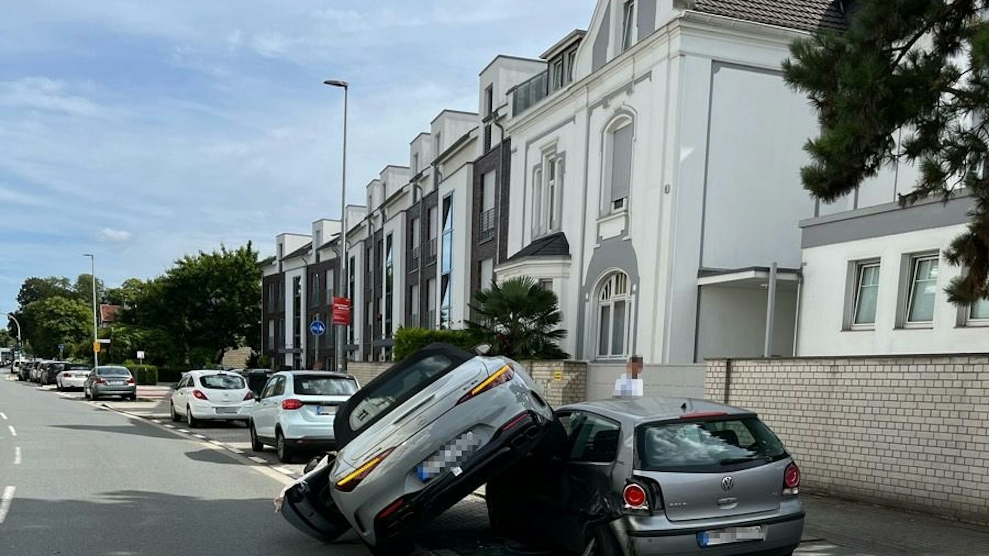 Ein demolierter Mercedes-AMG steht auf einem VW Polo.
