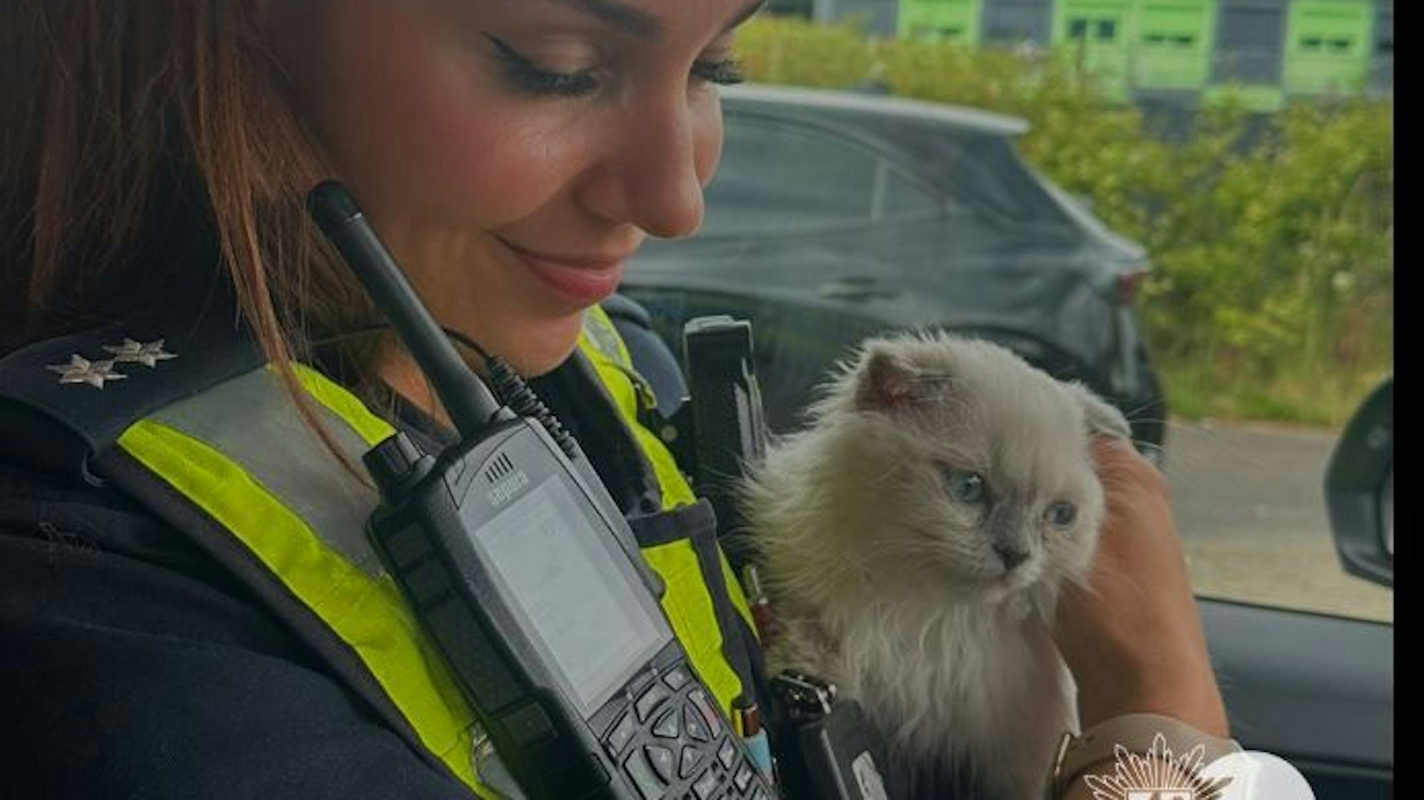 Eine Polizistin mit dem geretteten Katzenbaby