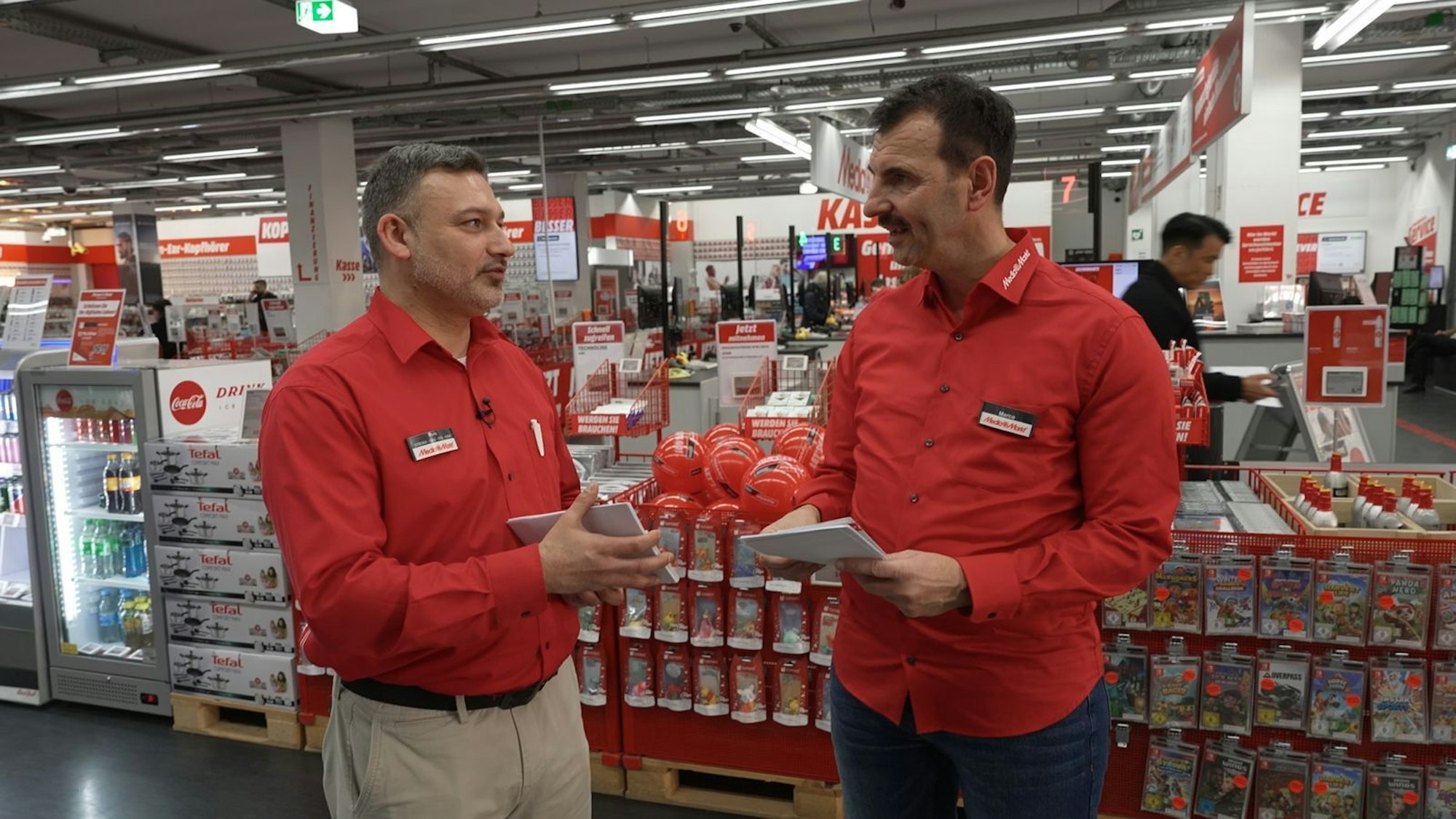 „Halt dich ran, mein Guter!“ Vitaly macht Probearbeiter Marco ordentlich Druck. Denn nur schneller und perfekter Service bedeutet Kundenzufriedenheit. Und die ist enorm wichtig. (Bild: RTL)