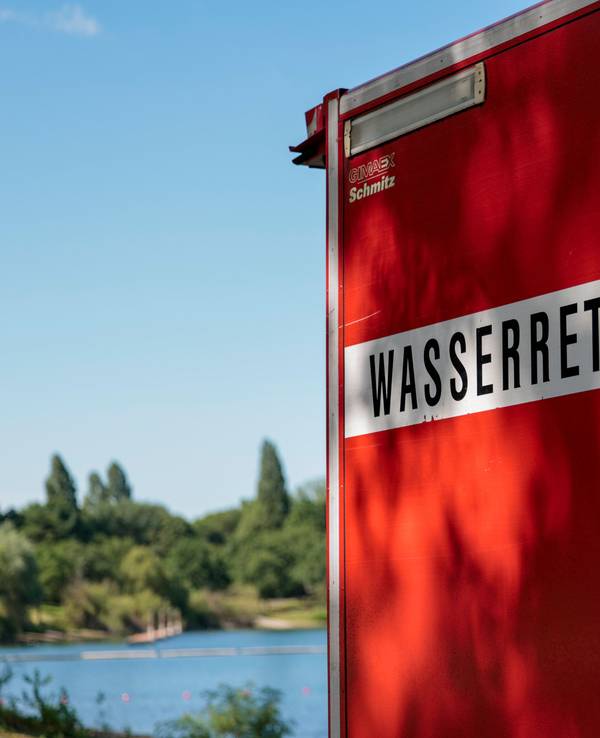 Einsatzkräfte suchten im Rhein nach der vermissten Frau.