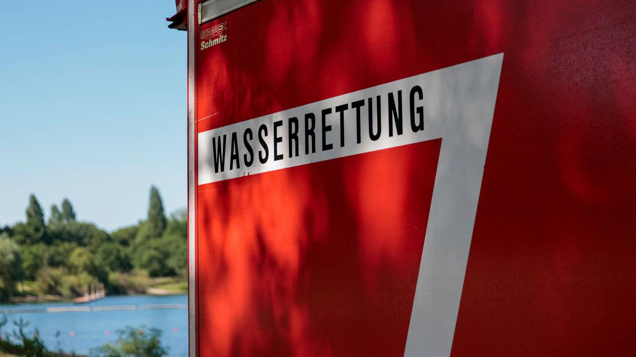 Einsatzkräfte suchten im Rhein nach der vermissten Frau.