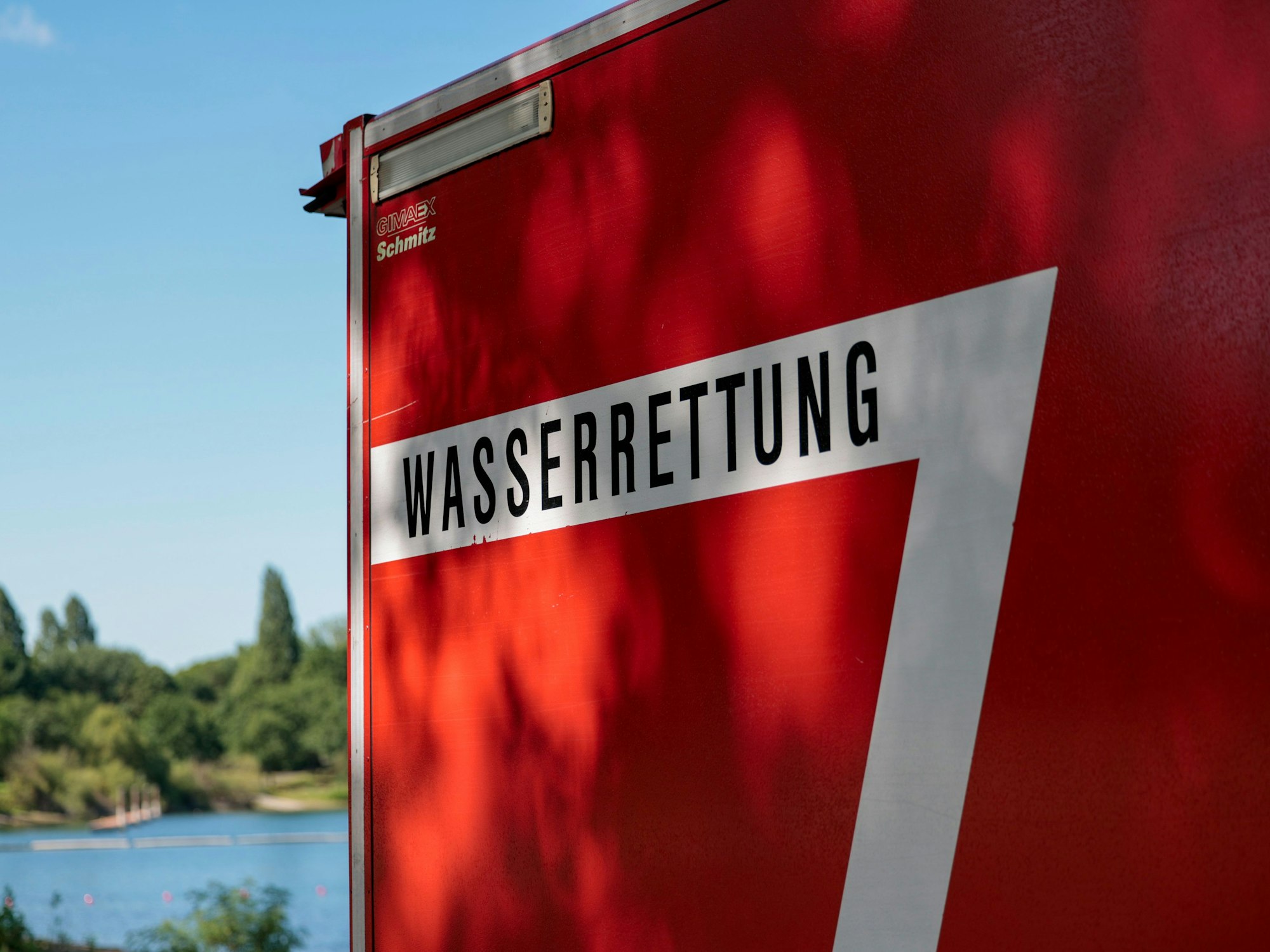 Einsatzkräfte suchten im Rhein nach der vermissten Frau.