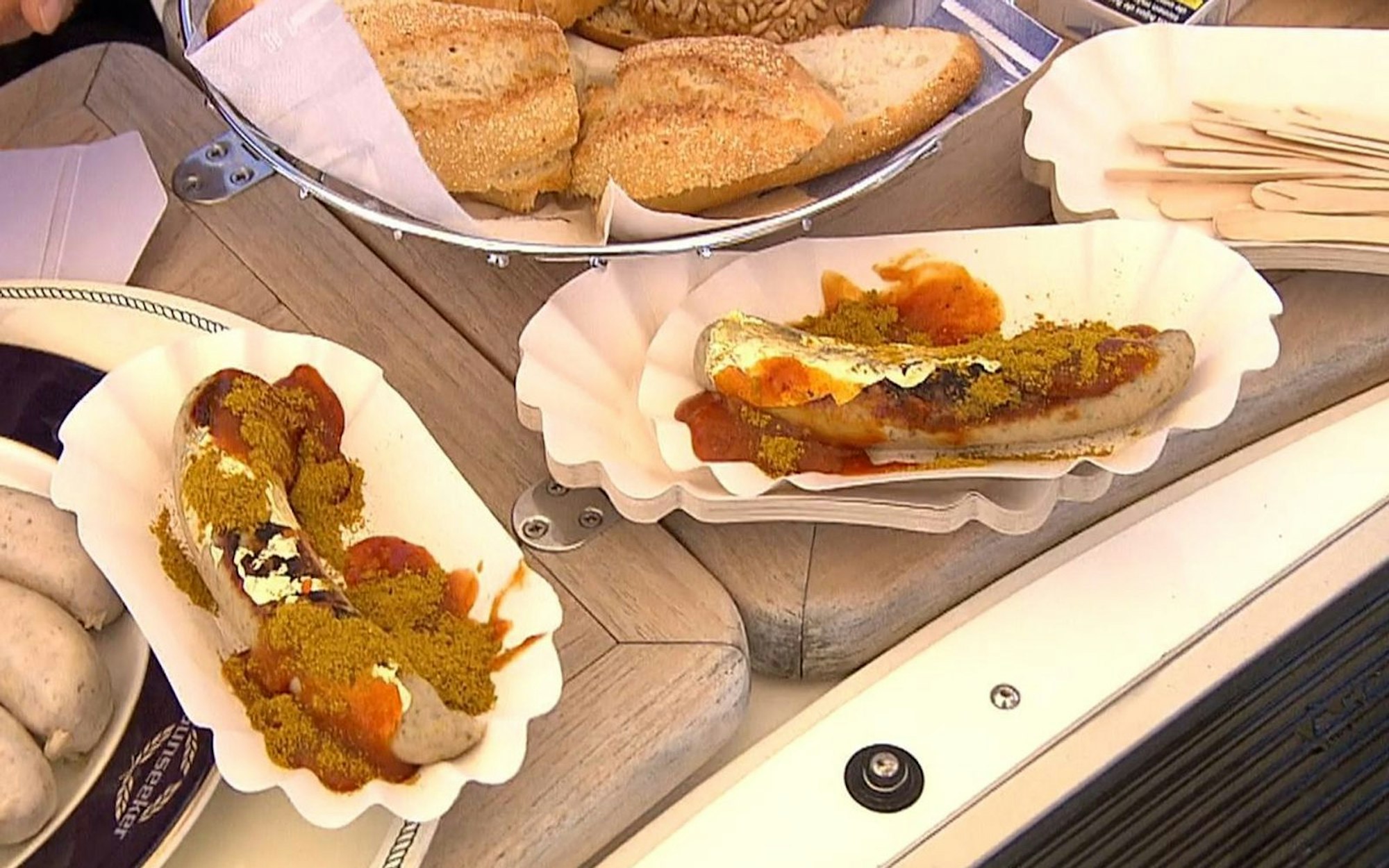 Currywurst mit Blattgold - wird das bald der neueste Schrei auf Mallorca? (Bild: VOX)