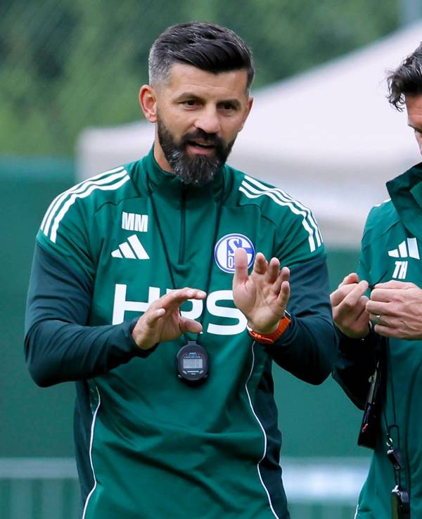 Schalke-Co-Trainer Tim Hoogland (r.) könnte schon bald bei einem neuen Verein an der Seitenlinie stehen.