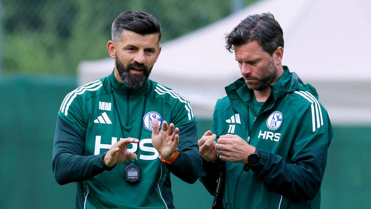 Schalke-Co-Trainer Tim Hoogland (r.) könnte schon bald bei einem neuen Verein an der Seitenlinie stehen.