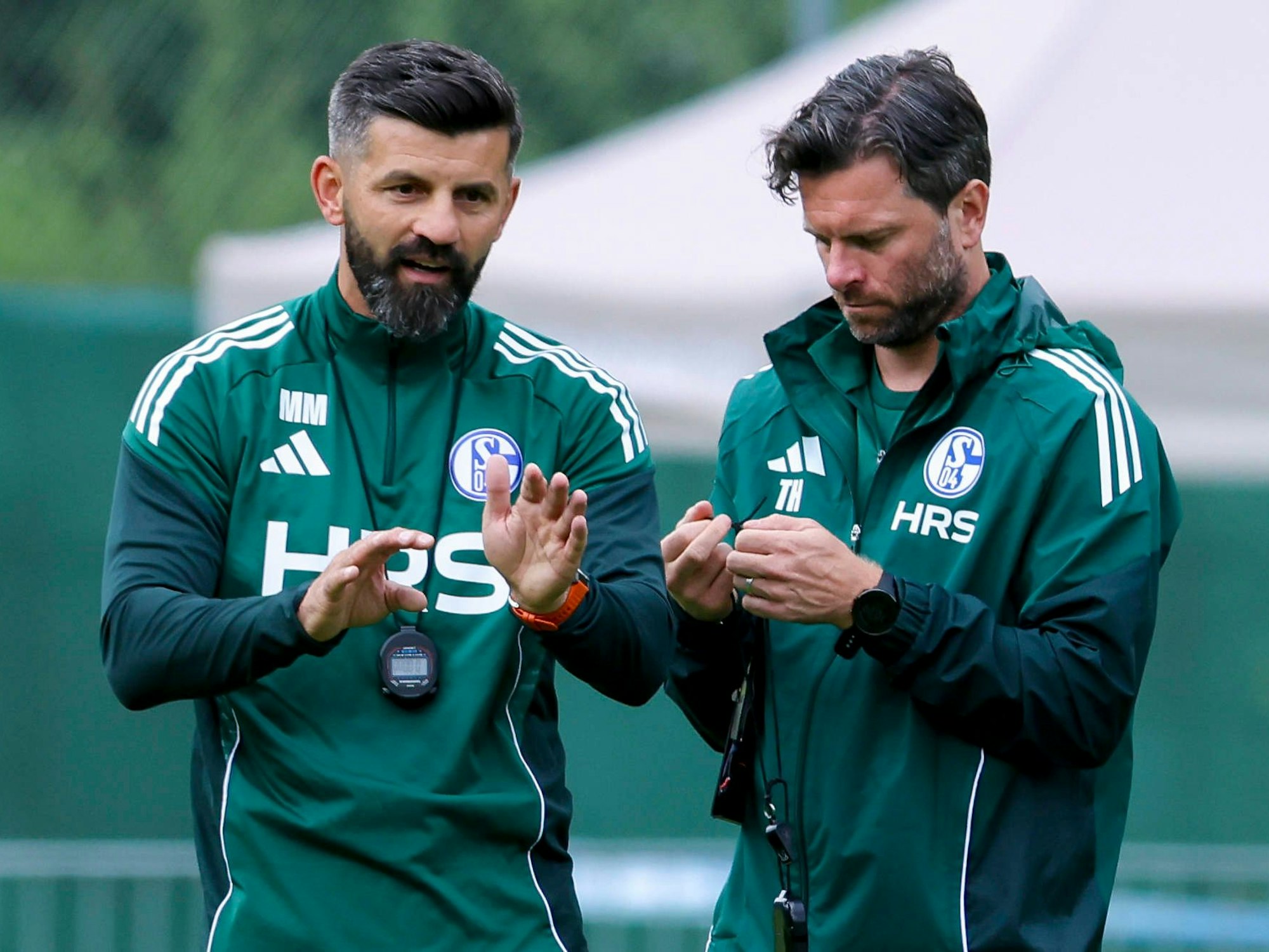 Schalke-Co-Trainer Tim Hoogland (r.) könnte schon bald bei einem neuen Verein an der Seitenlinie stehen.