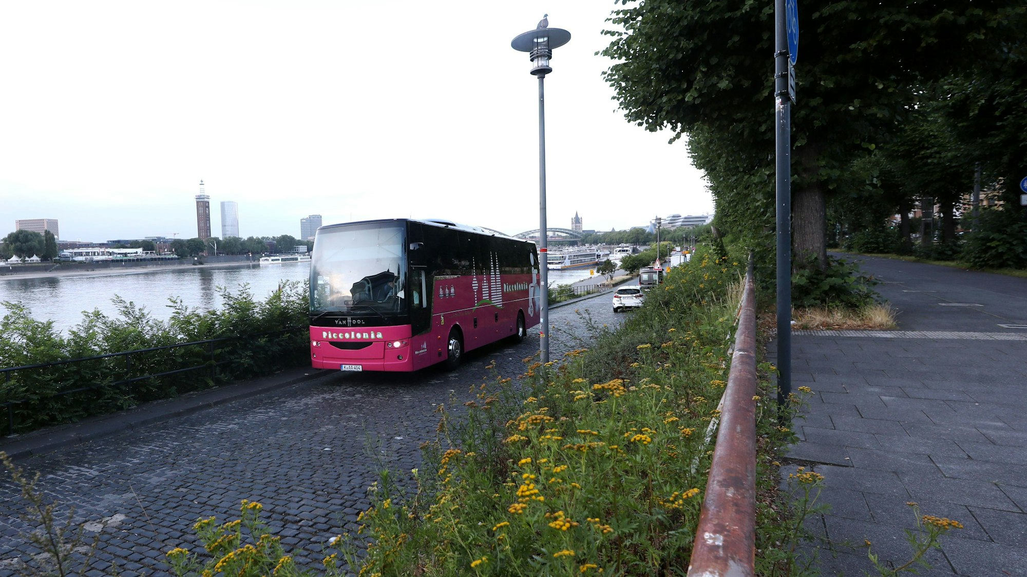 Der Reisebus kann problemlos an der Bastei zum Rheinufer und zurück fahren.
