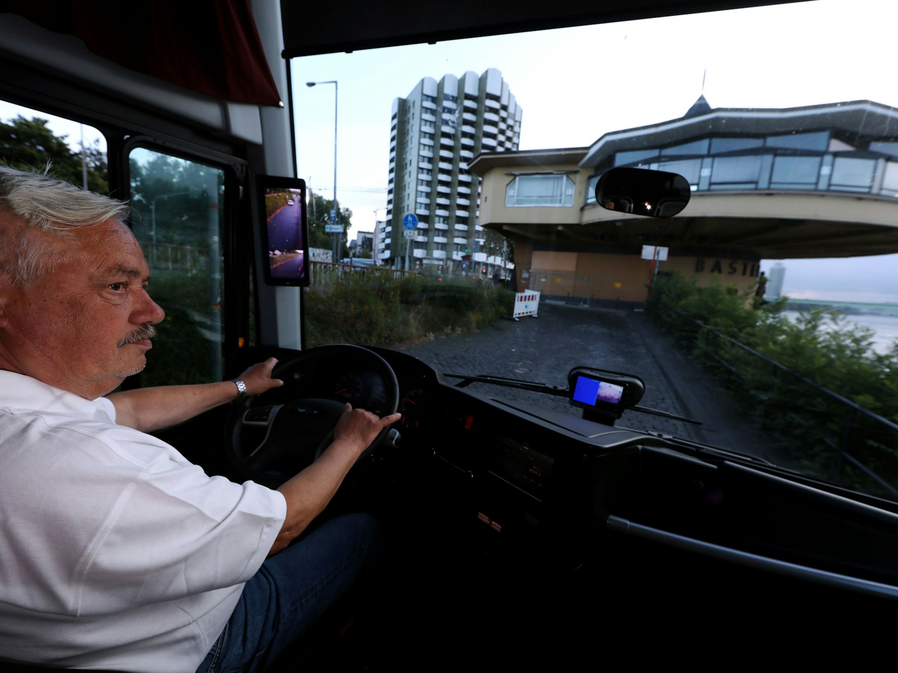Ausfahrt kein Problem: Busfahrer Herbert Czarnetzki (73) demonstriert am Rheinufer, dass man problemlos ohne Umbauten zu den Kreuzfahrtschiffen gelangen kann. Die Stadt behauptet das Gegenteil.